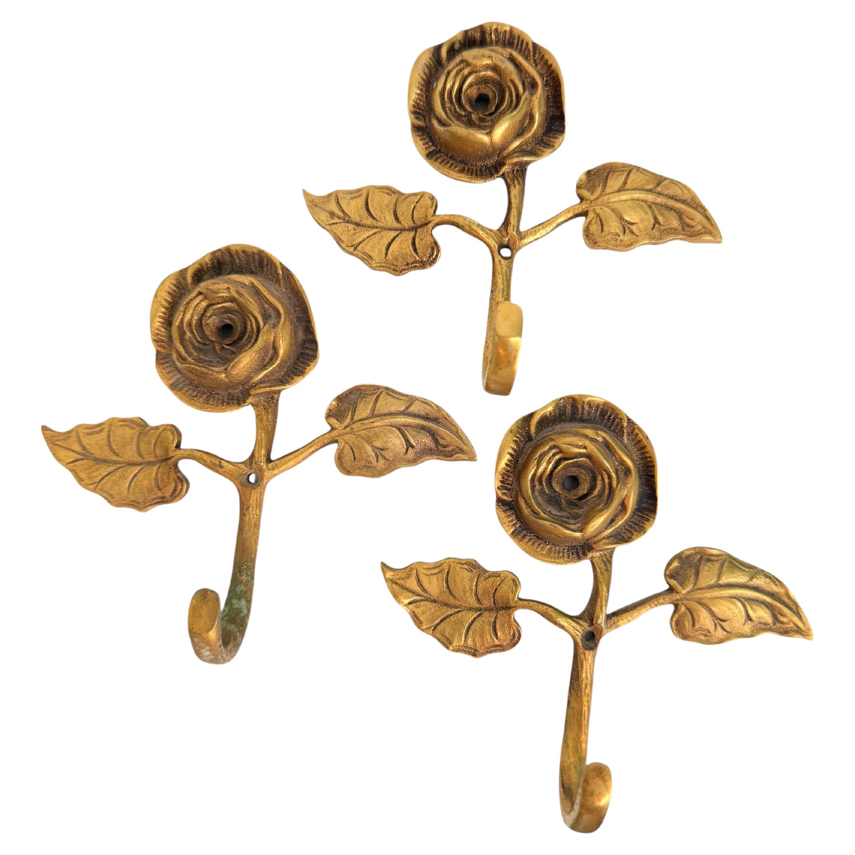 Set di tre ganci a rosa in ottone massiccio Florentine, Toleware Tole, anni '70 in vendita