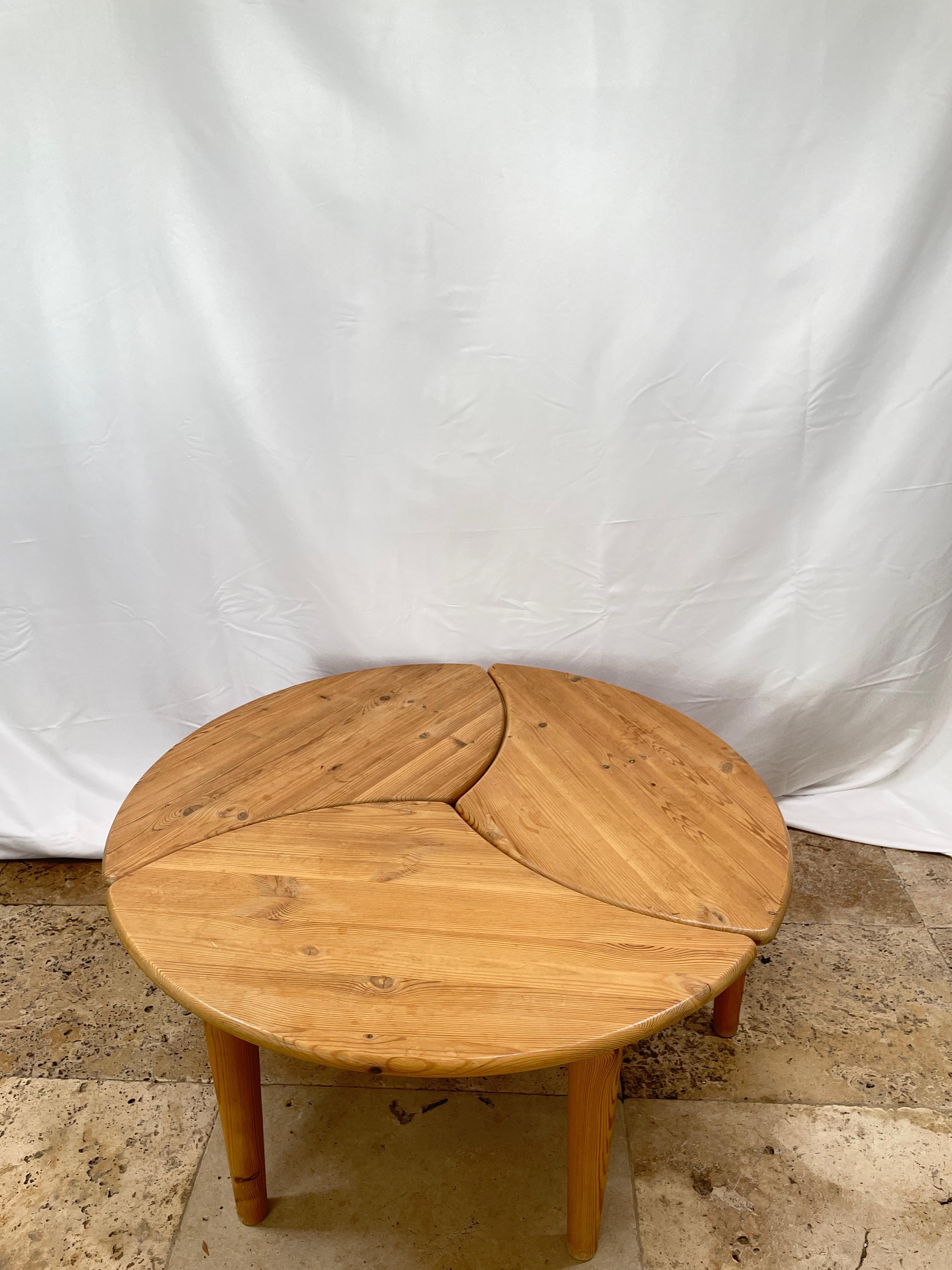 WORK FROM 1970
 Set of three flying tables forming coffee table with tripod base holding a top in half-moons.

modular coffee table, in good condition,
These tables allow a visual and practical mix 
it marry well with Pierre Chapo, Charlotte