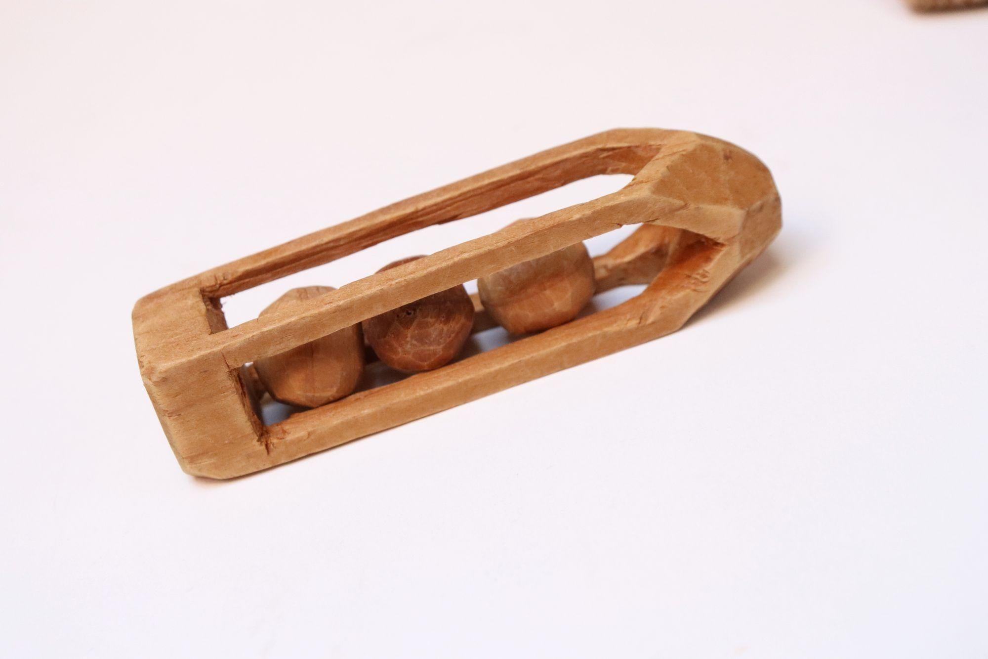 Ensemble de trois sculptures de style Folk Art Petite Ball and Ball en cage, sculptées à la main en vente 7