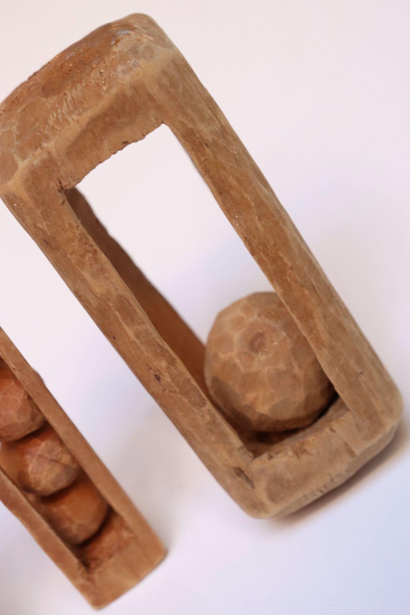 Bois Ensemble de trois sculptures de style Folk Art Petite Ball and Ball en cage, sculptées à la main en vente