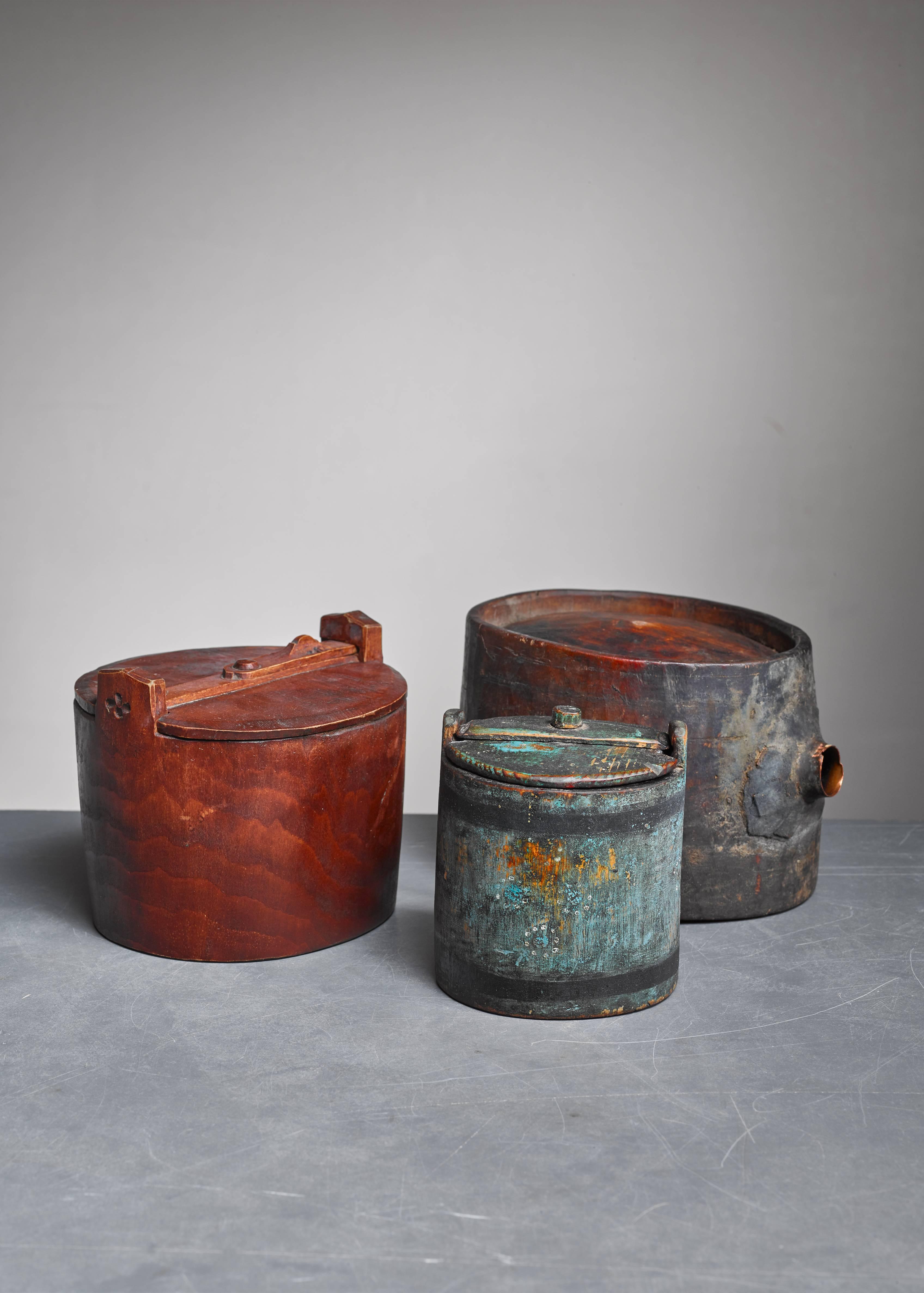 A set of two 19th century wooden folk art pieces from Sweden: two round, lockable boxes and one barrel with a copper opening.

Barrel dimensions:
W 17cm / 6.7