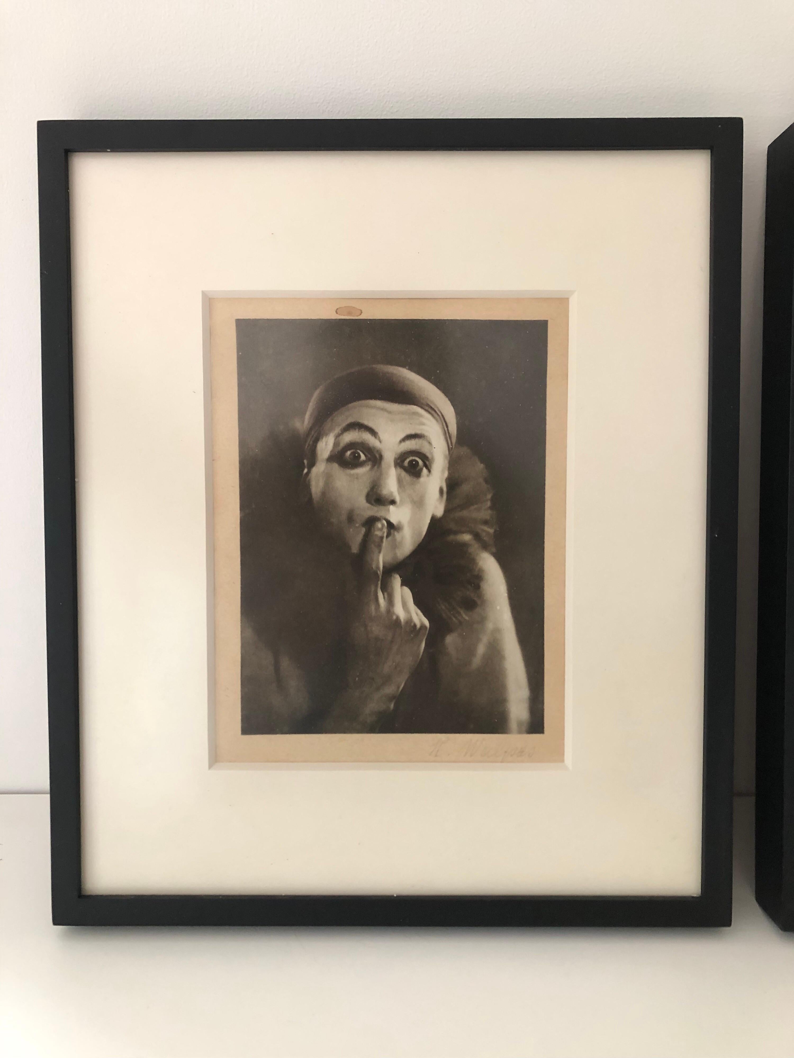 Ein Satz von drei gerahmten Vintage-Fotoporträts eines Pantomimen. Mit schwarzem Rahmen, Passepartout und UV-Filterglas.