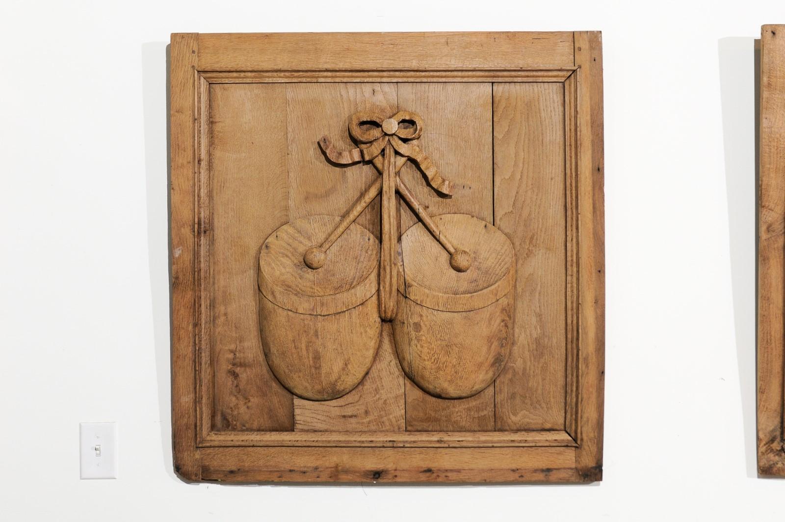 Set von drei französischen geschnitzten Eichenholztafeln aus dem 19. Jahrhundert mit Musikinstrumenten (Französisch) im Angebot