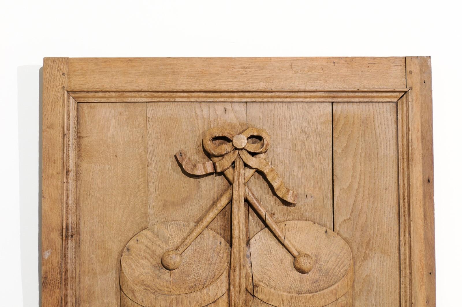 Set von drei französischen geschnitzten Eichenholztafeln aus dem 19. Jahrhundert mit Musikinstrumenten (Geschnitzt) im Angebot