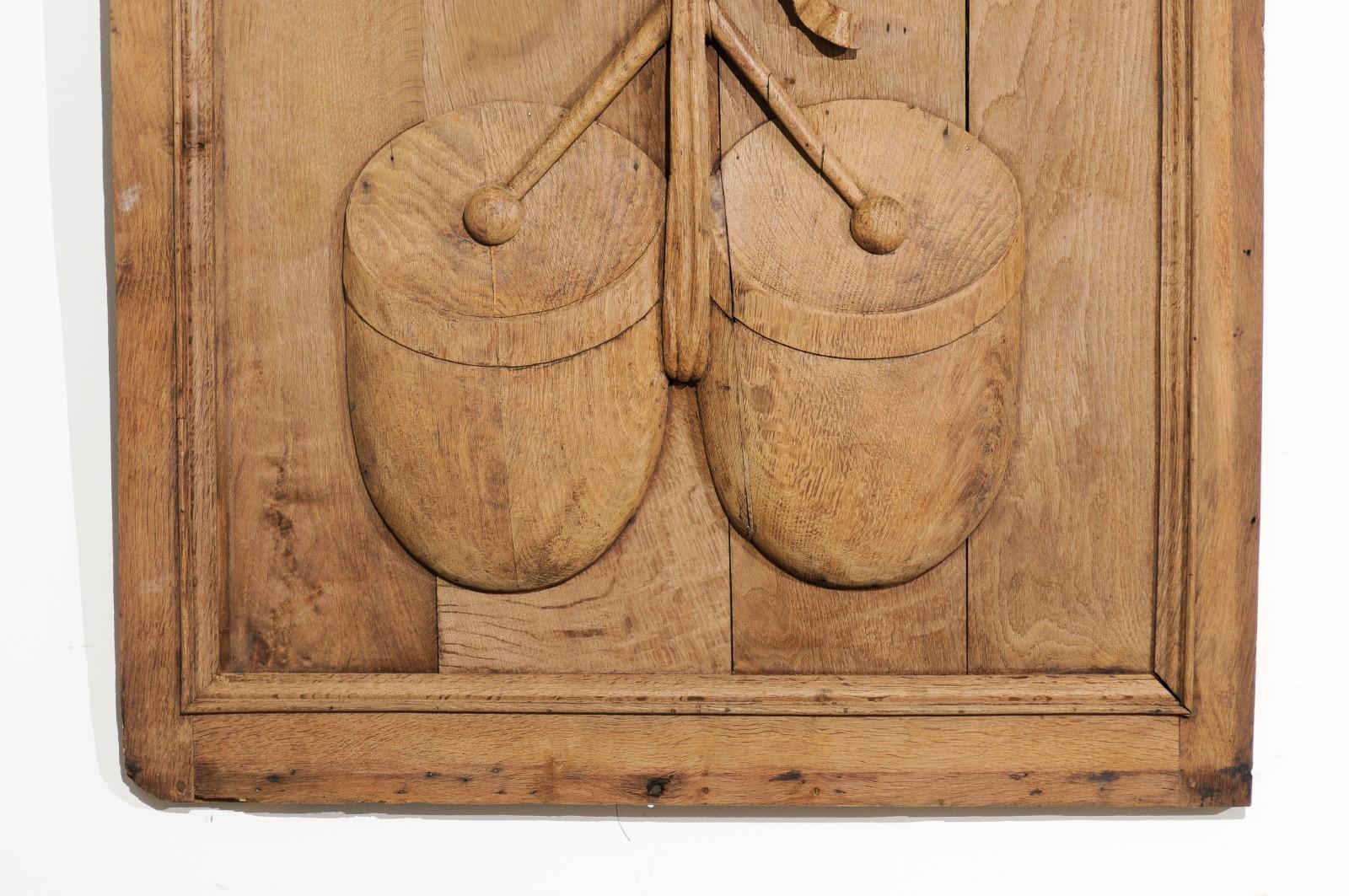 Set von drei französischen geschnitzten Eichenholztafeln aus dem 19. Jahrhundert mit Musikinstrumenten im Zustand „Gut“ im Angebot in Atlanta, GA