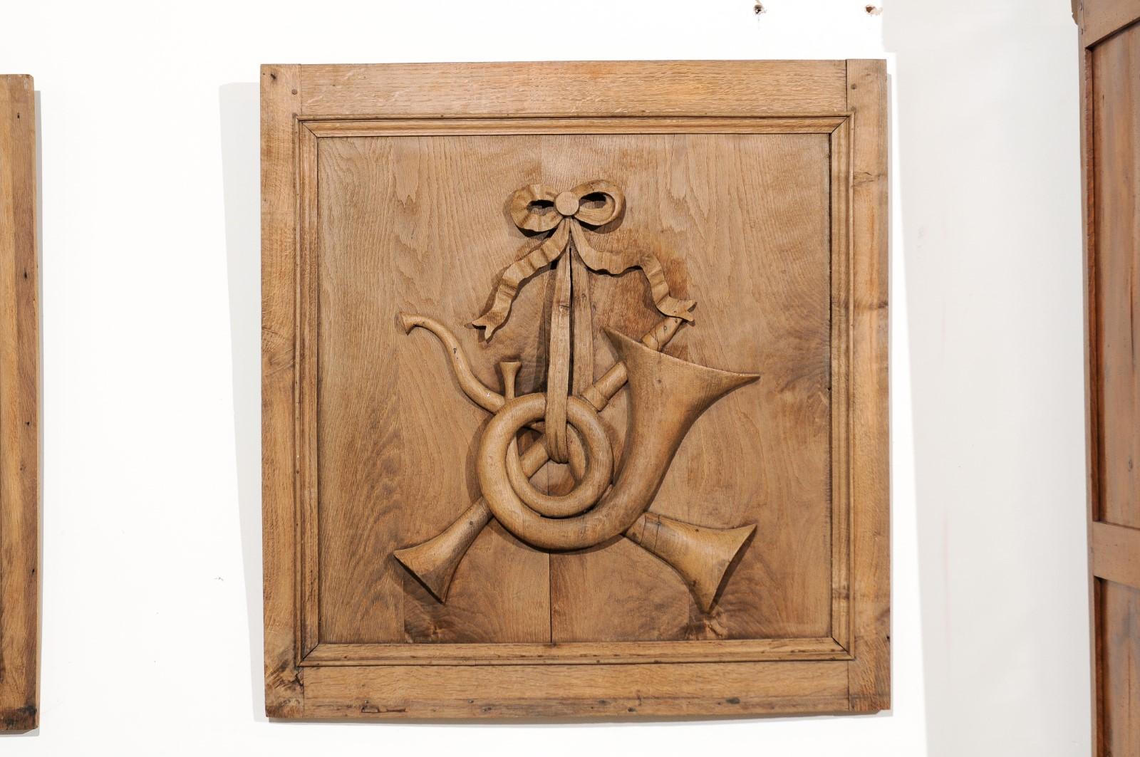 Set von drei französischen geschnitzten Eichenholztafeln aus dem 19. Jahrhundert mit Musikinstrumenten im Angebot 1