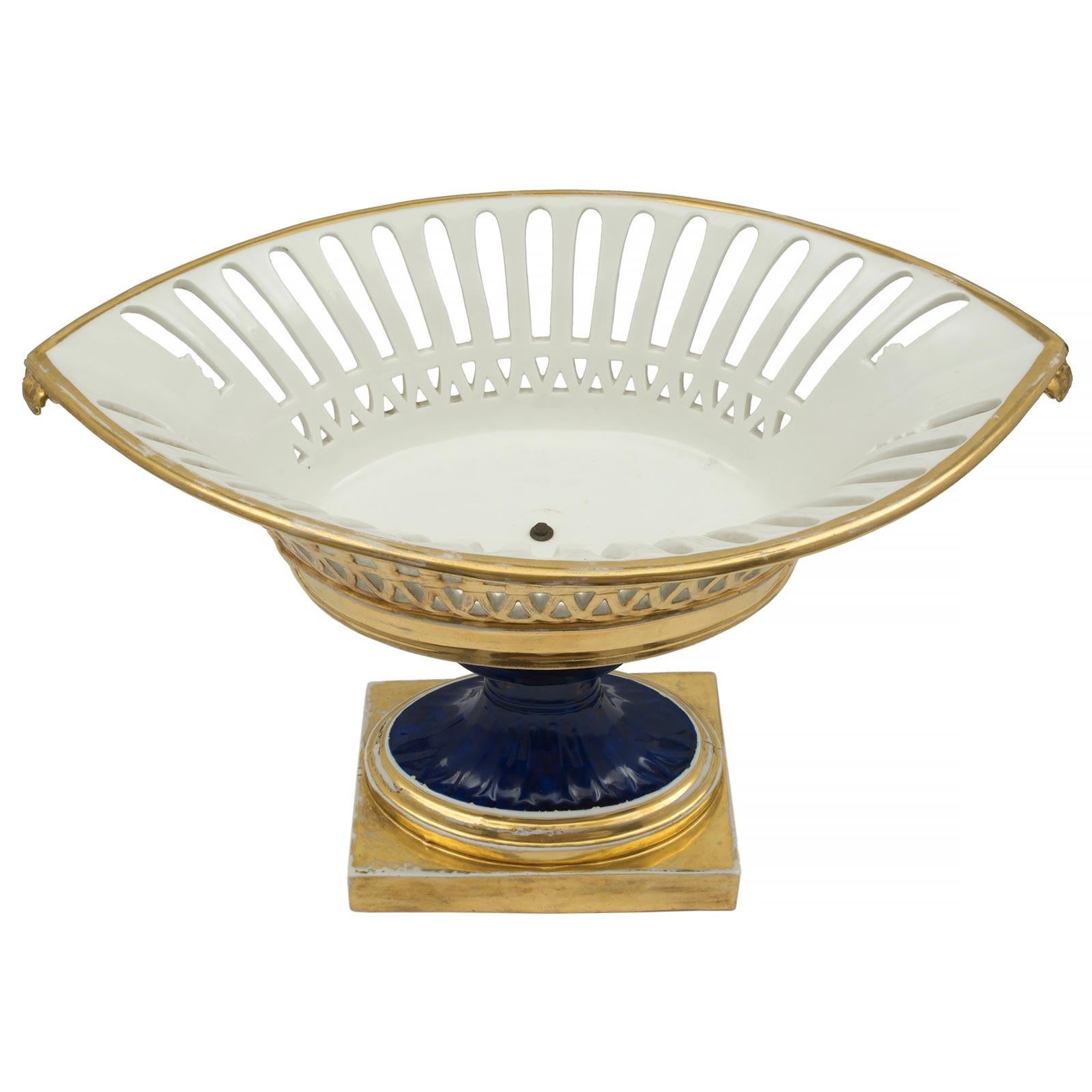Eine elegante französische Garnitur aus dem 19. Jahrhundert, bestehend aus drei Porcelain de Paris Kompottschalen. Das Set besteht aus zwei runden und einer länglichen ovalen Urne, die alle von einem quadratischen vergoldeten Sockel getragen werden.