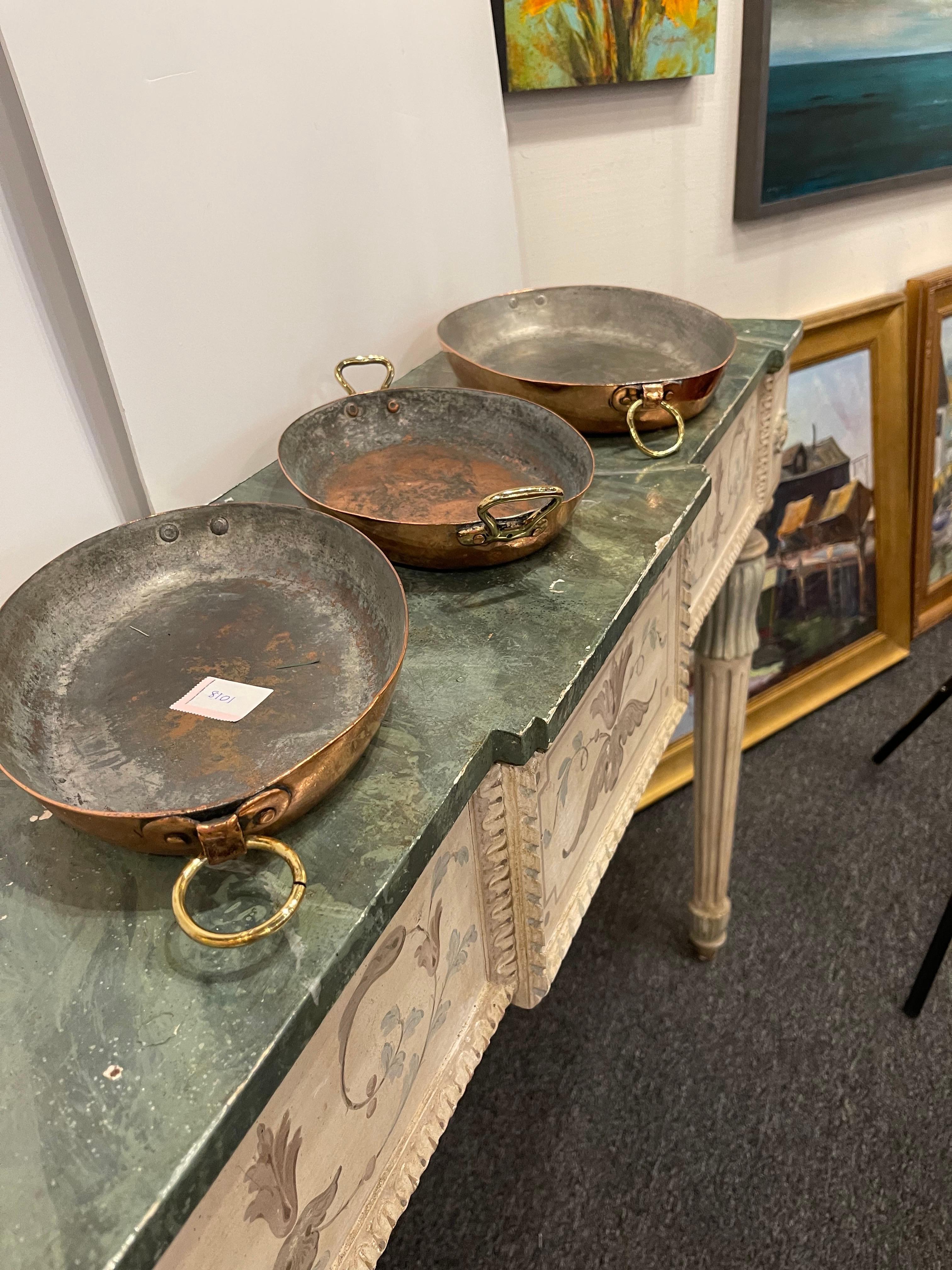 Ensemble de trois pots à sauce en cuivre français de tailles différentes, 19e siècle.  Nettoyé et poli professionnellement en France.  Une légère couche de laque a été appliquée.

Dimensions
10