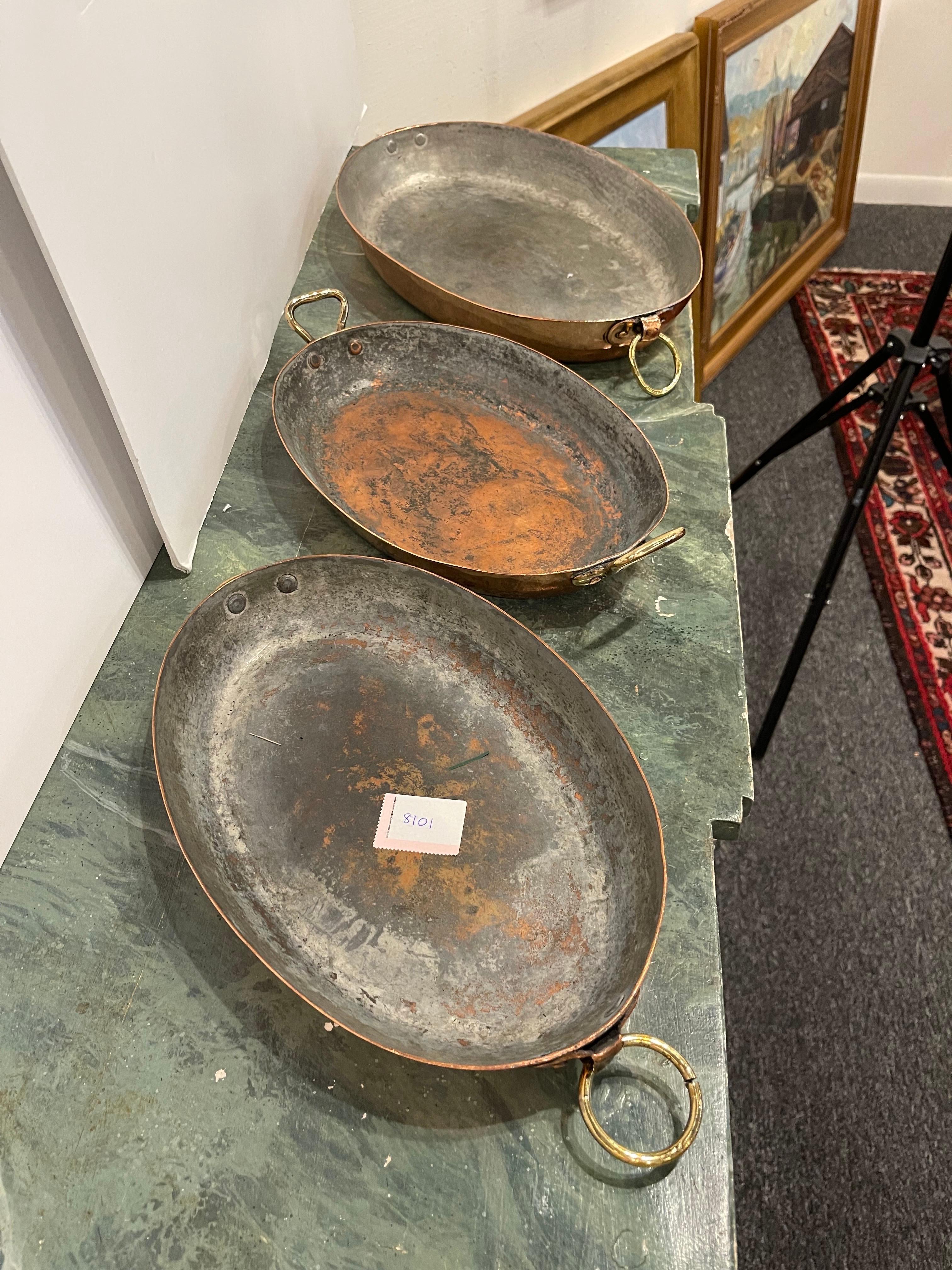 Français Ensemble de trois saucières françaises en cuivre de différentes tailles, 19ème siècle en vente