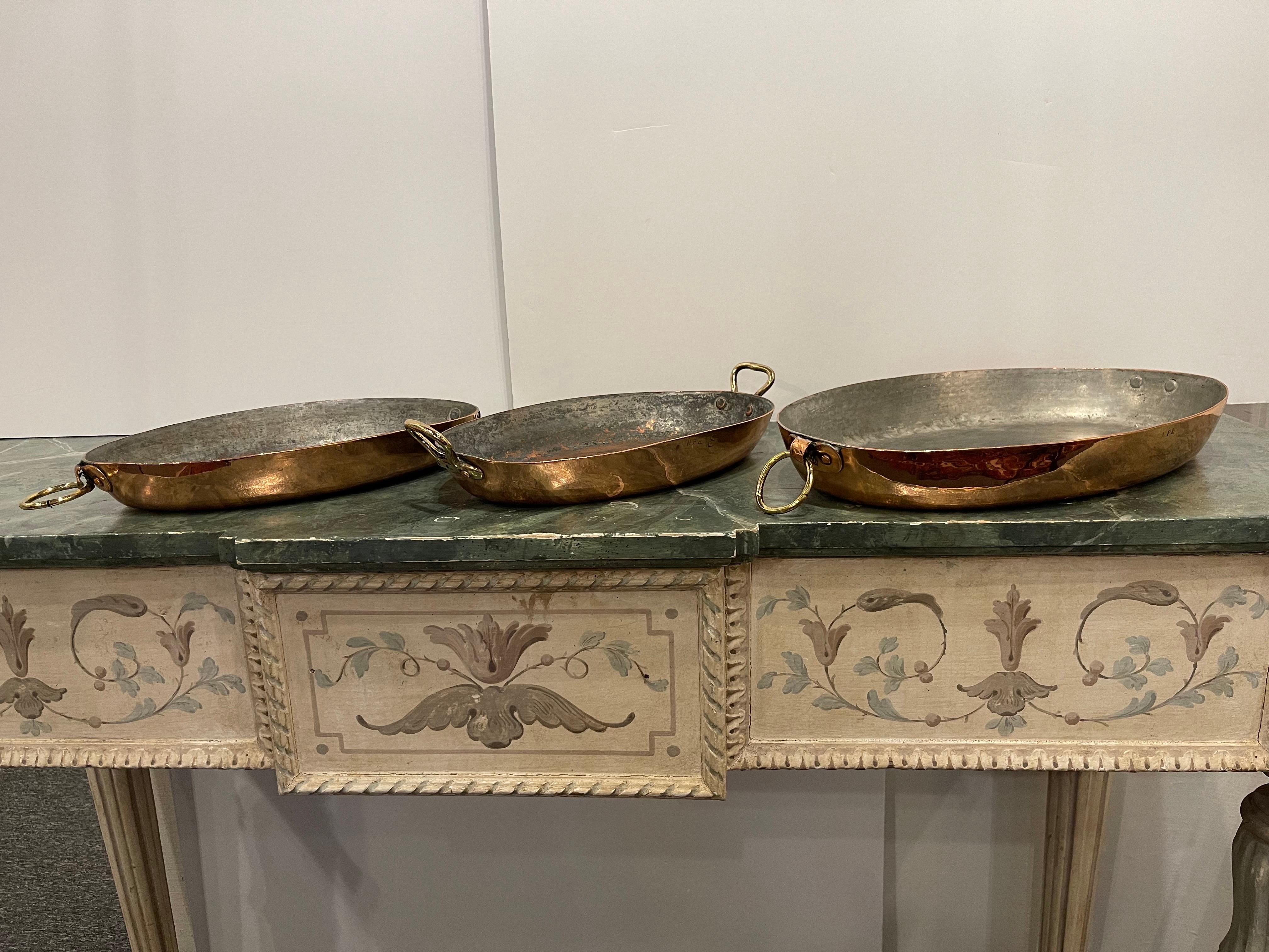 XIXe siècle Ensemble de trois saucières françaises en cuivre de différentes tailles, 19ème siècle en vente