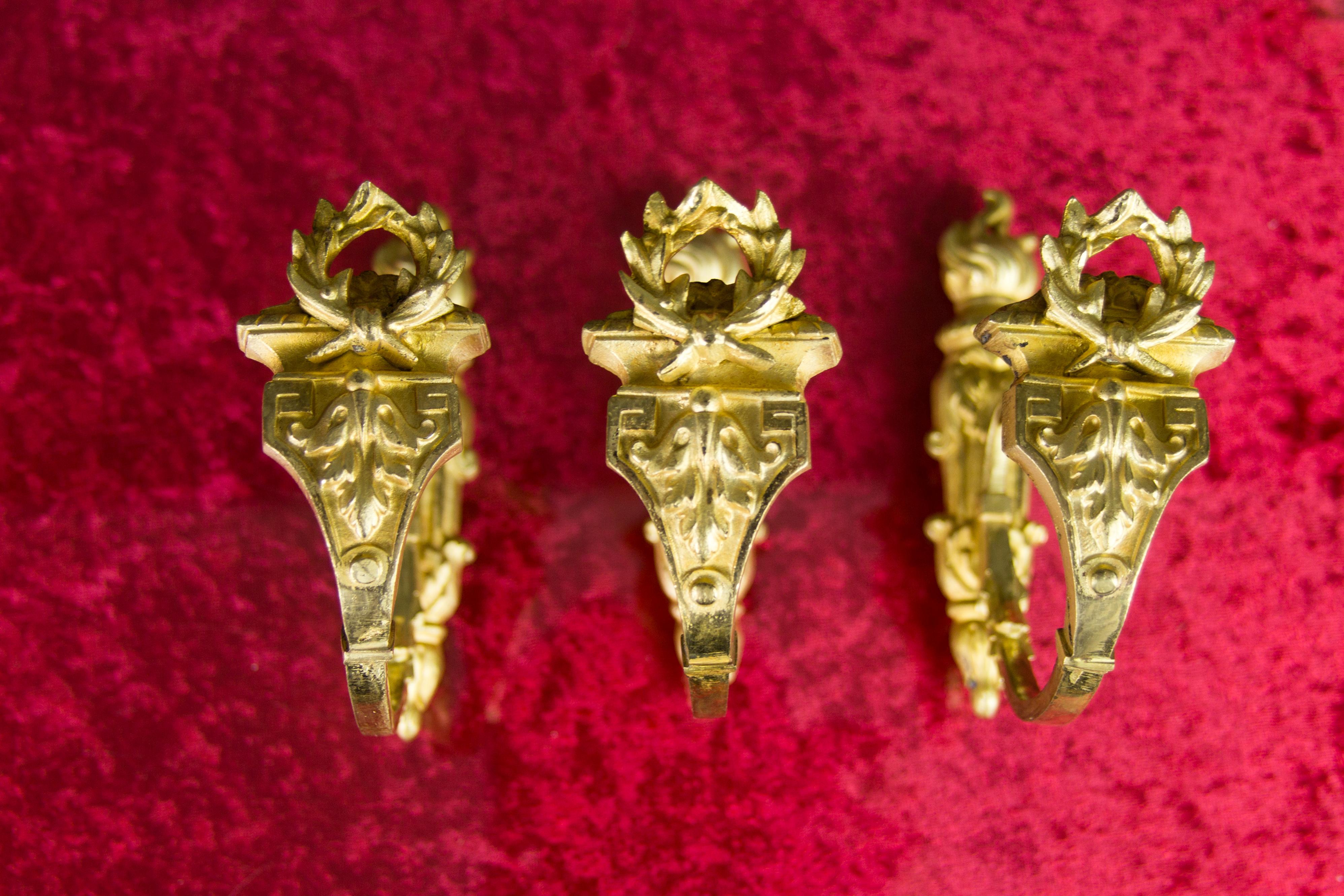 French gilt bronze curtain tiebacks or curtain holders signed A.D., Set of 3
A beautiful set of three antique gilt bronze curtain holders or tiebacks with very nice Napoleon III-style decorations. Each signed A.D. and numbered. France, late 19th