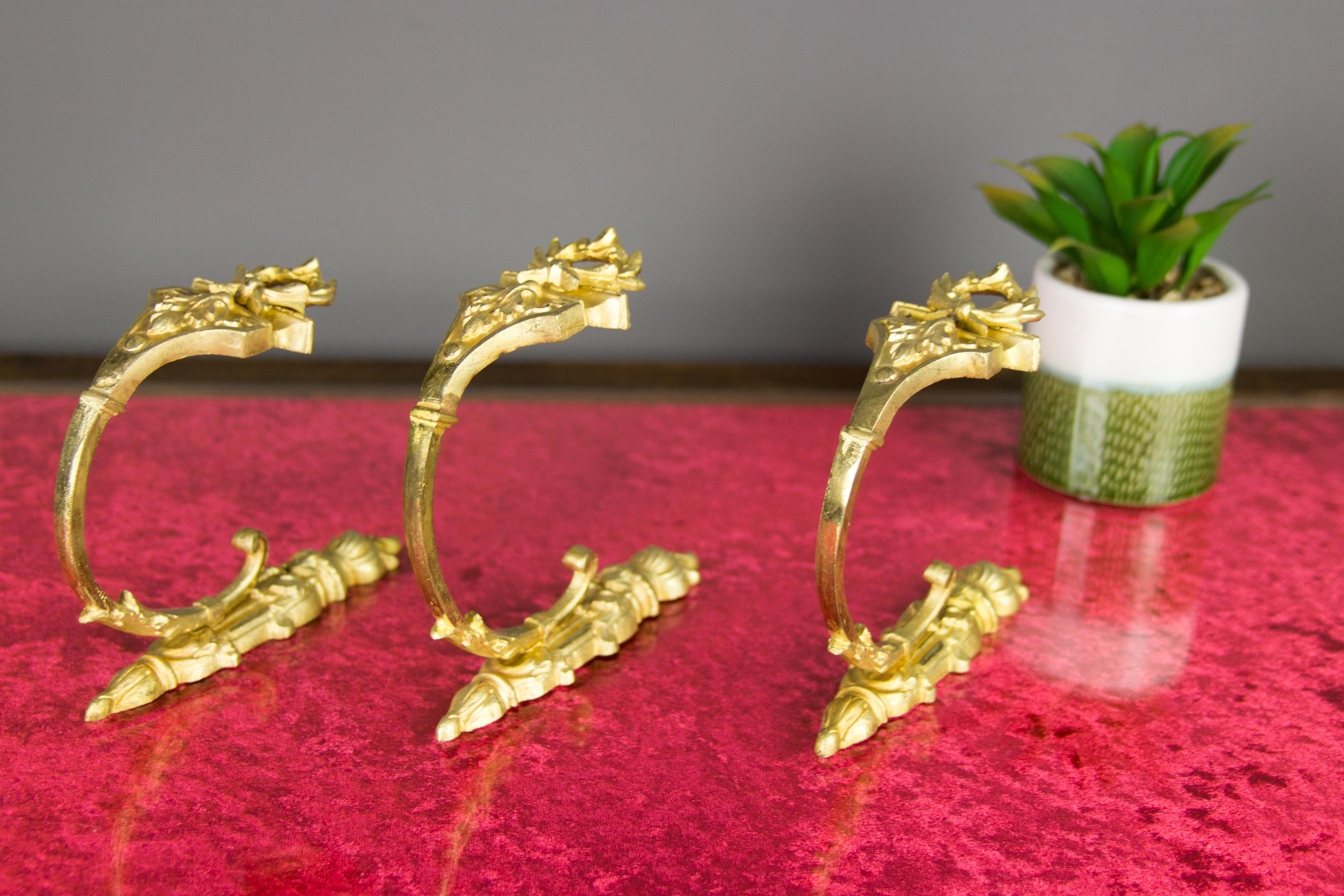 Französische vergoldete Bronze-Kleiderbügel- oder Vorhängerhalter, signiert A.D., 3er-Set im Zustand „Gut“ im Angebot in Barntrup, DE