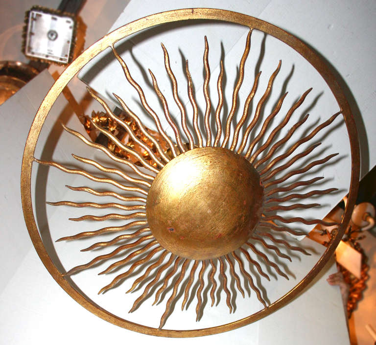 Un ensemble de 3 luminaires français datant des années 1950 avec des lumières intérieures. Vendu à l'unité.

Mesures :
Chute : 10