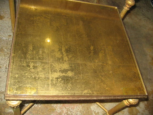 Miroir Ensemble de trois tables gigognes françaises, dorées surmontées d'un miroir en vente
