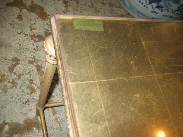 Ensemble de trois tables gigognes françaises, dorées surmontées d'un miroir en vente 1