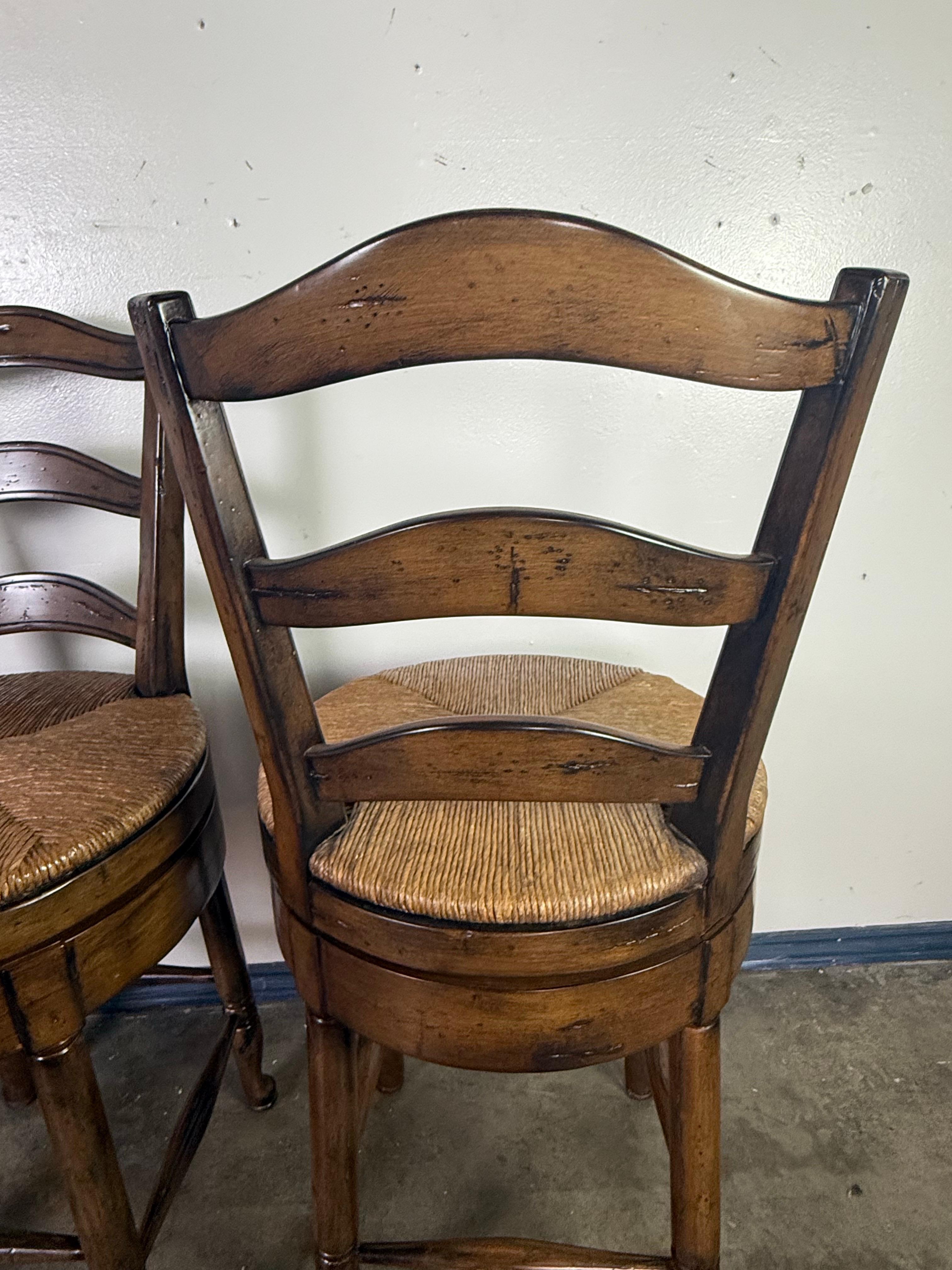 Juego de tres taburetes de bar con respaldo de escalera francesa en venta 3