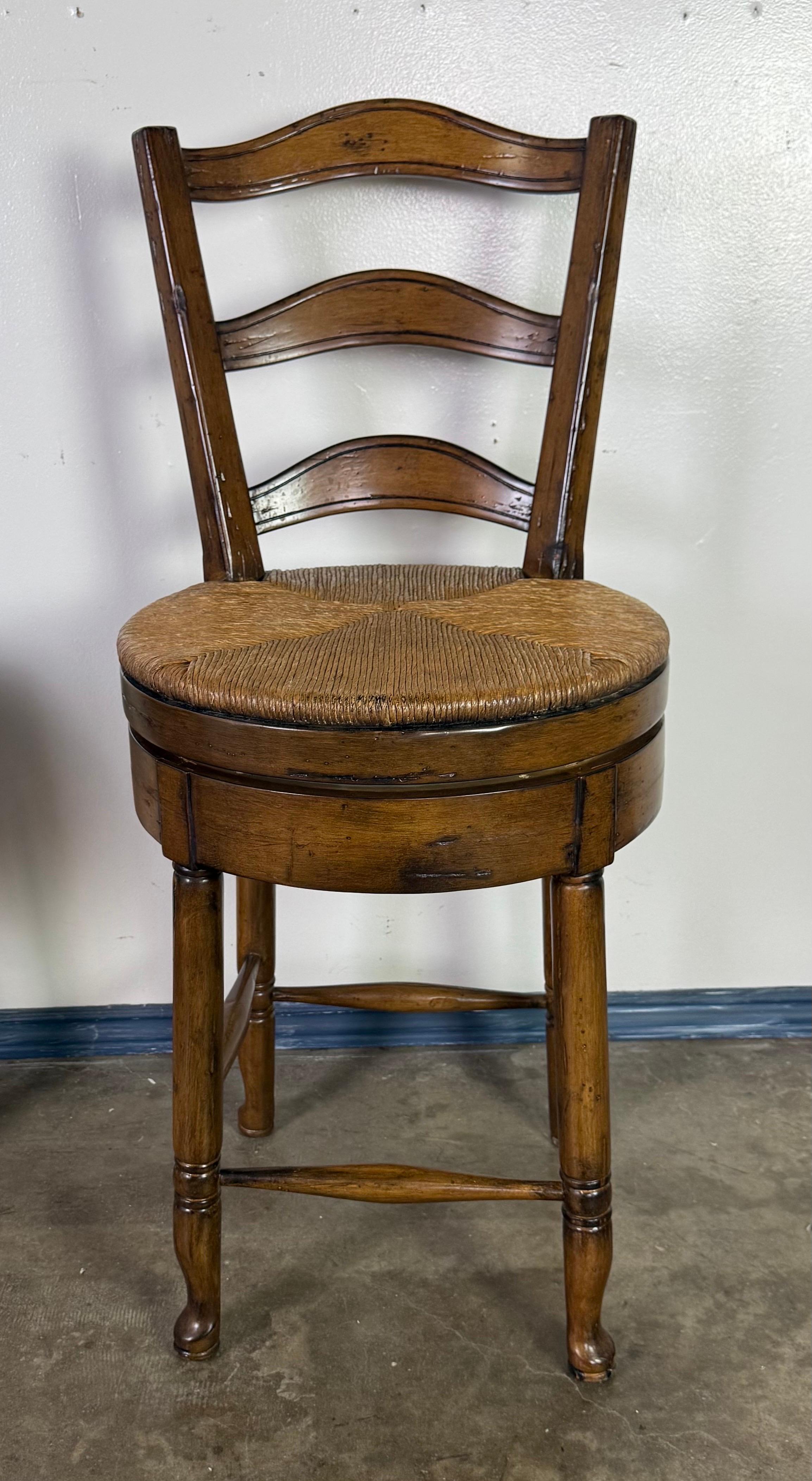 Juego de tres taburetes de bar con respaldo de escalera francesa en venta 4