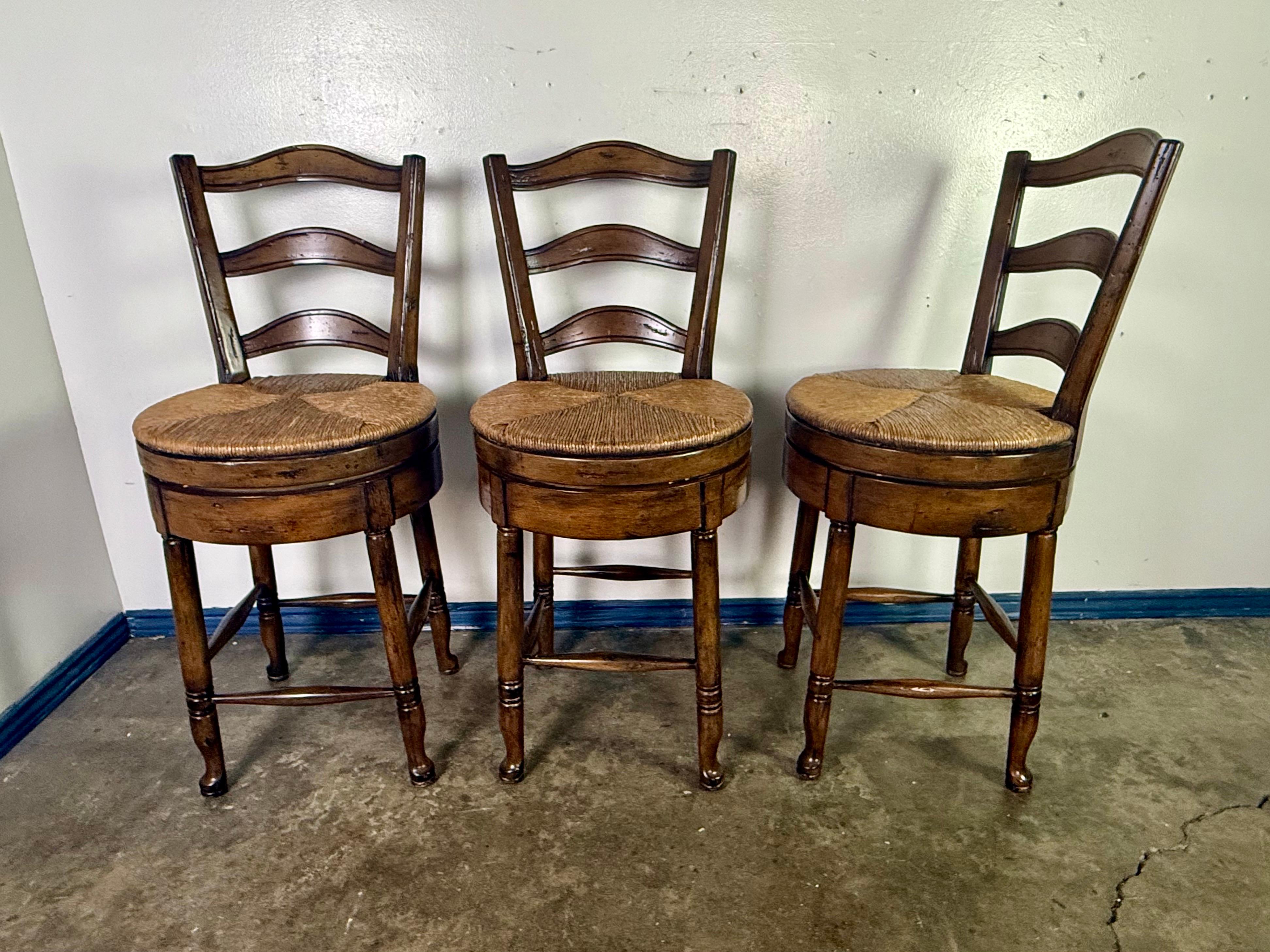 Juego de tres taburetes de bar con respaldo de escalera francesa en venta 5