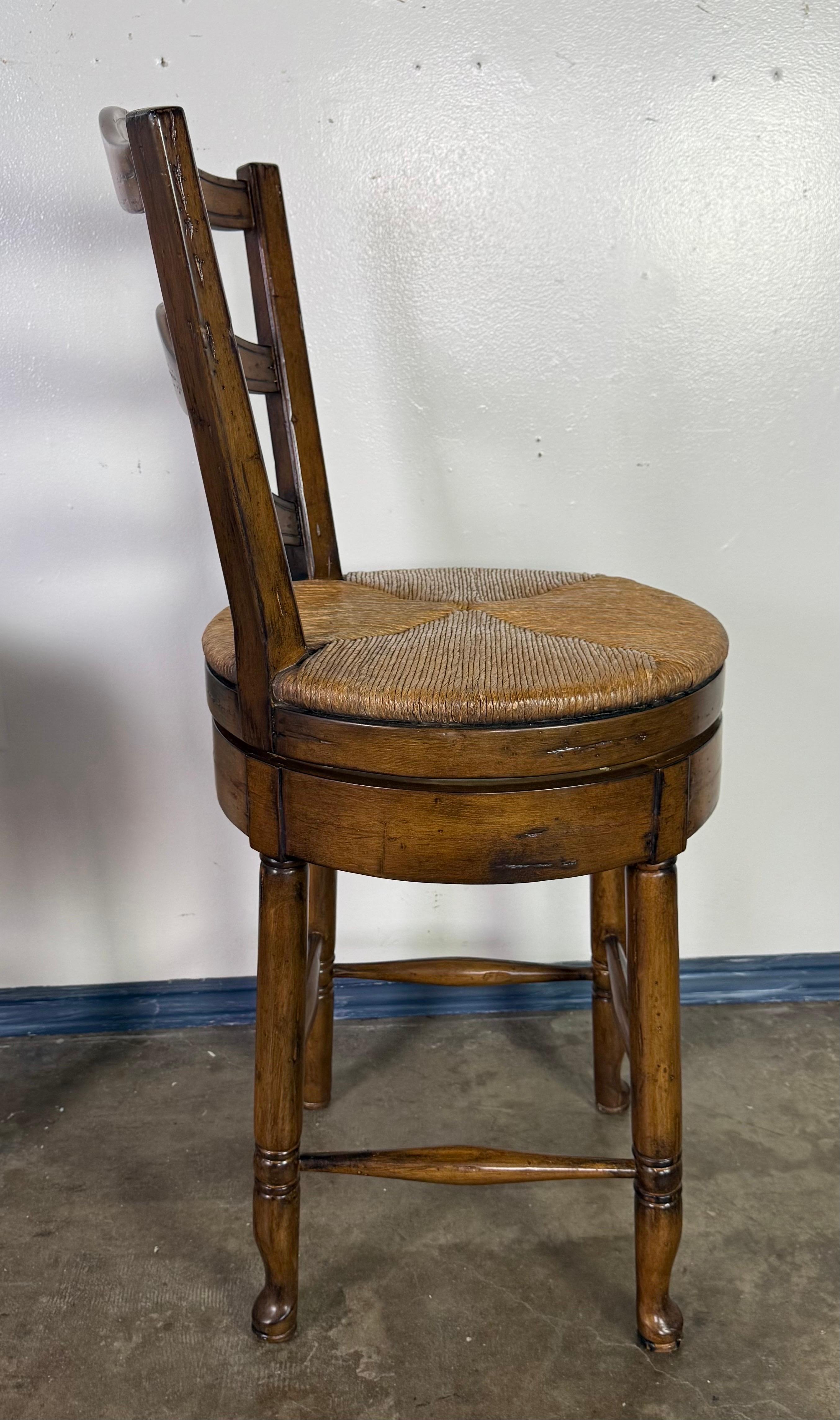 Juego de tres taburetes de bar con respaldo de escalera francesa en venta 6