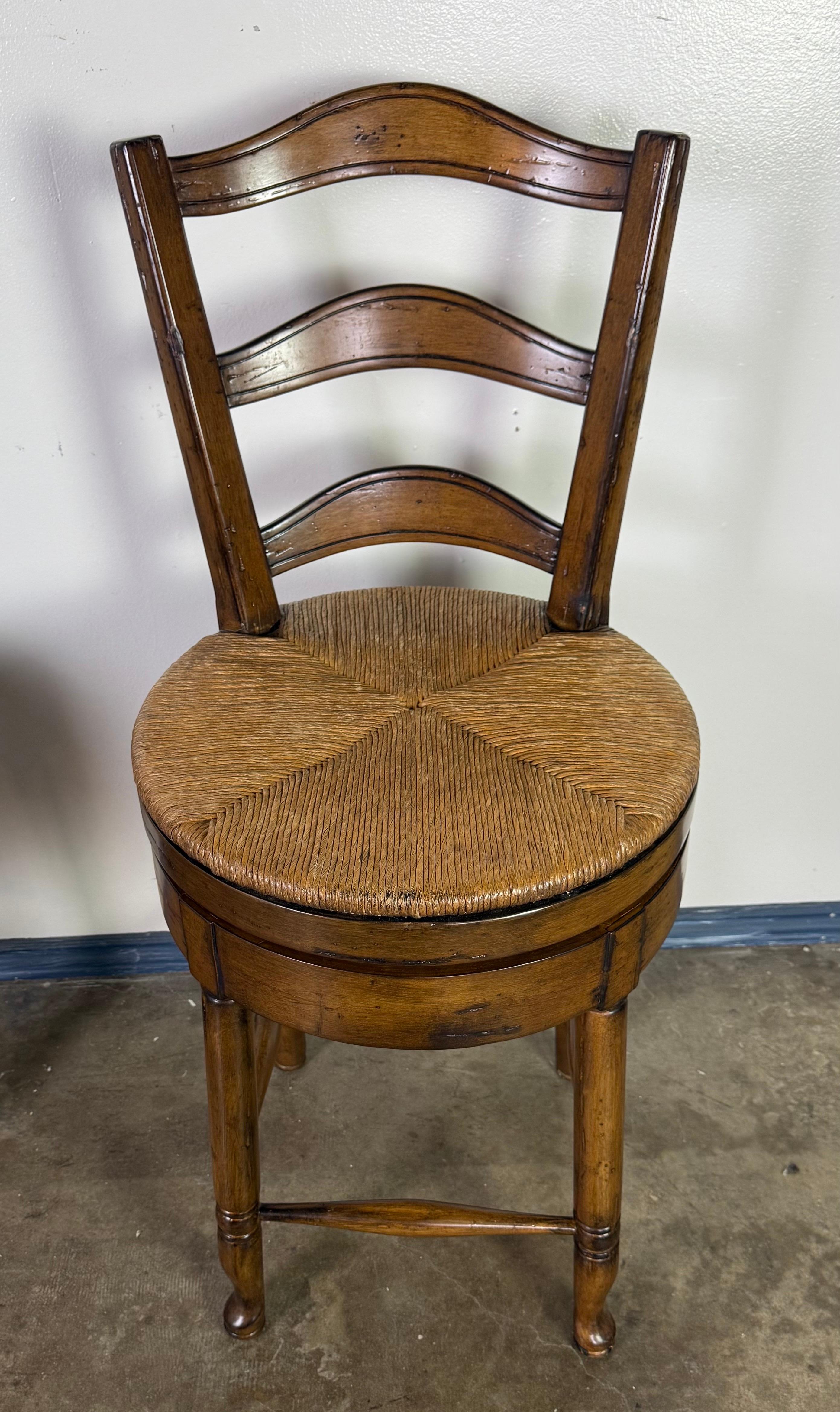 Juego de tres taburetes de bar con respaldo de escalera francesa en venta 7