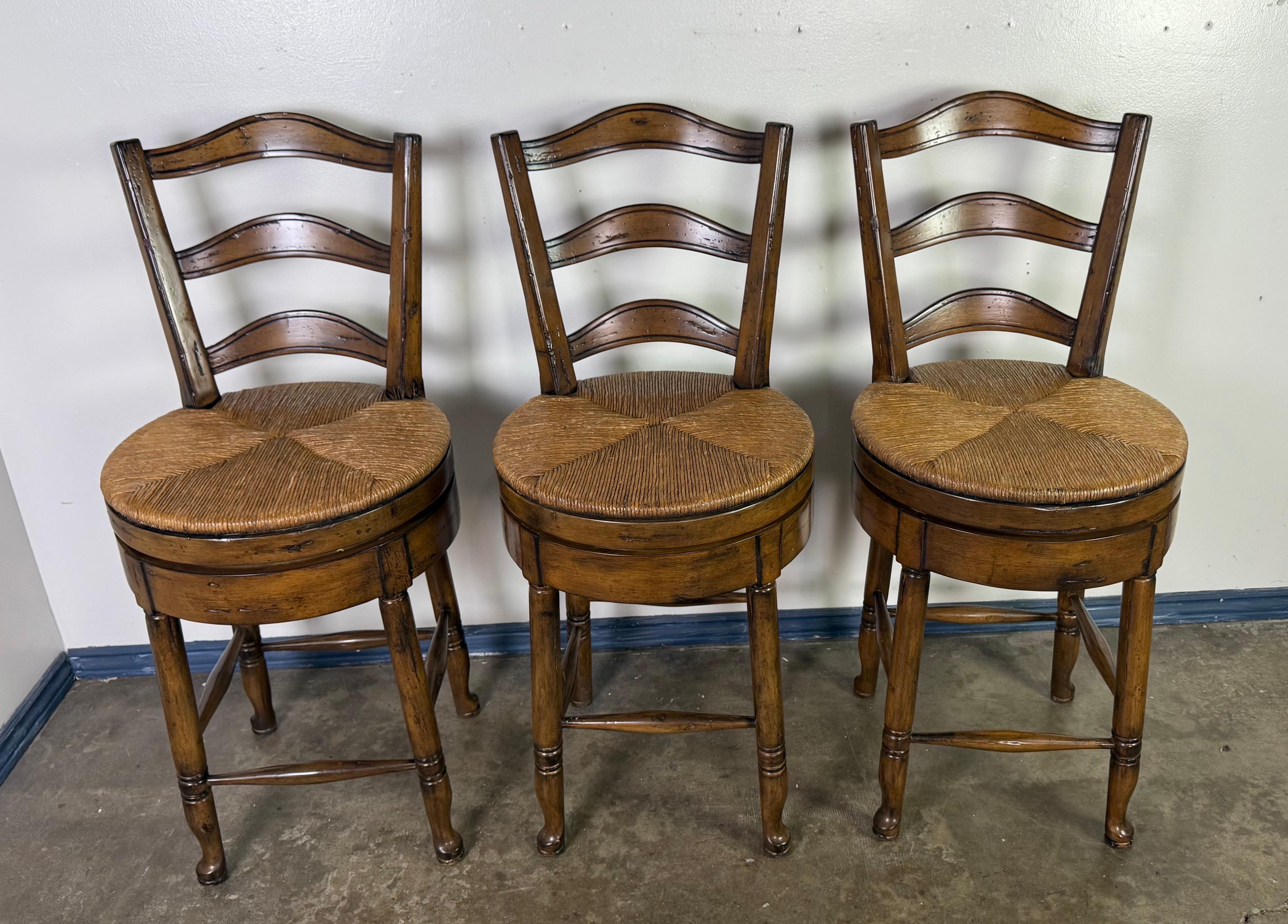 Juego de tres taburetes de bar de estilo provincial francés con respaldo de escalera y asientos Rush

Francia, mediados del siglo XX

Un encantador juego de tres taburetes de bar vintage de estilo provincial francés, bellamente elaborados con