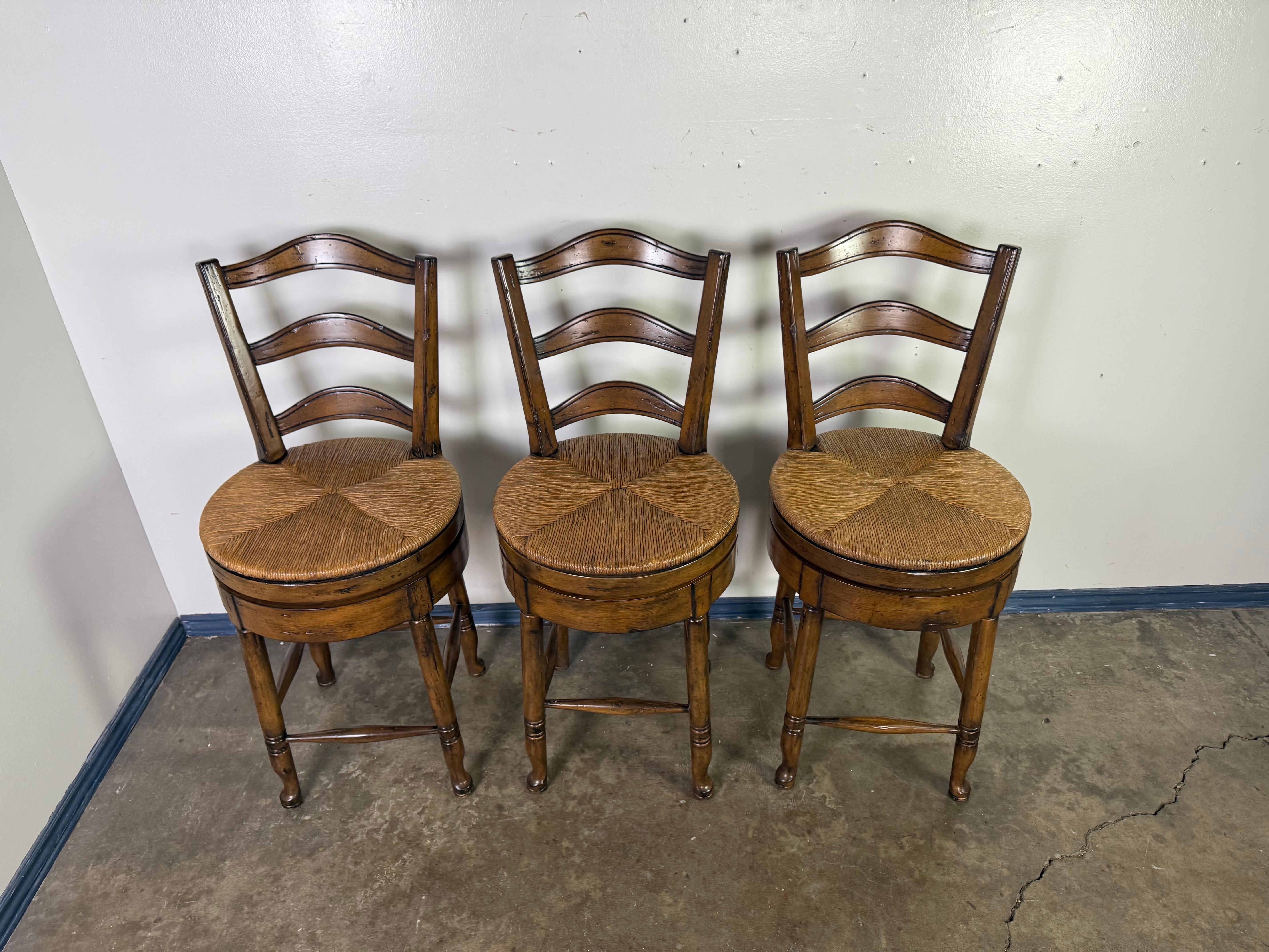 Juego de tres taburetes de bar con respaldo de escalera francesa Provincial francés en venta