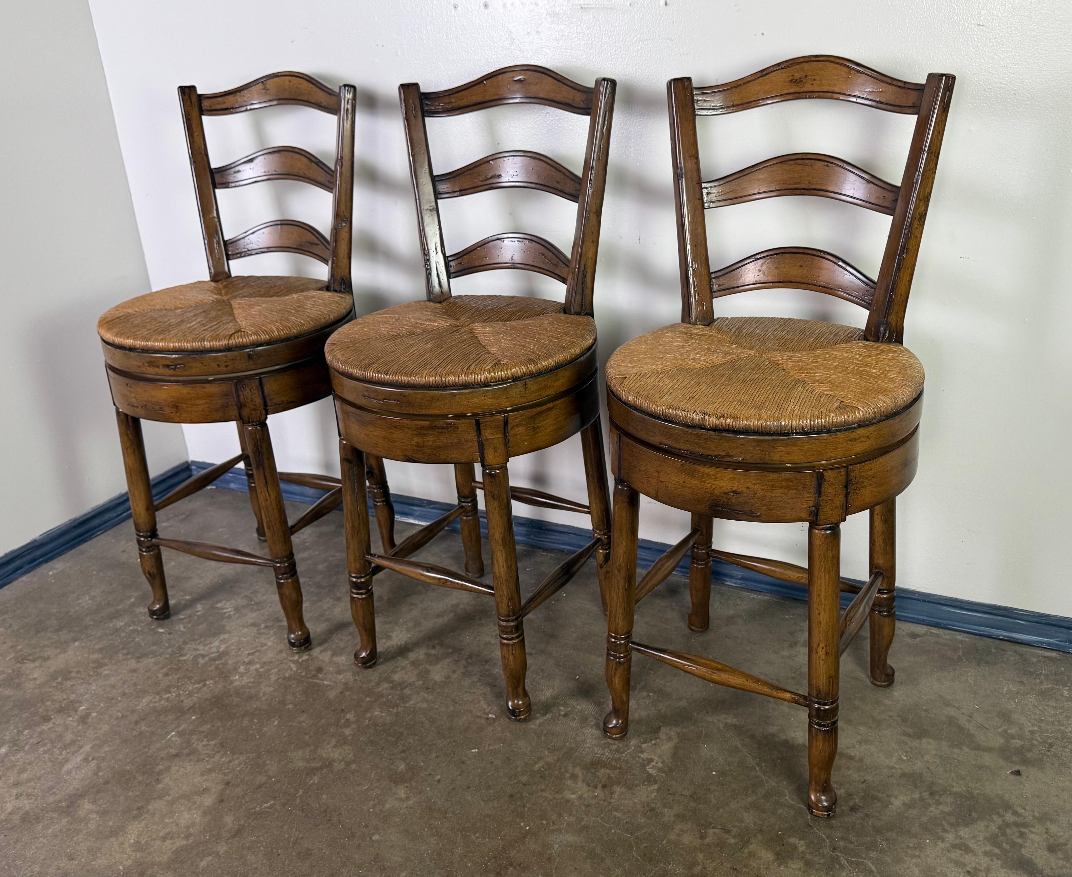 Juego de tres taburetes de bar con respaldo de escalera francesa Francés en venta