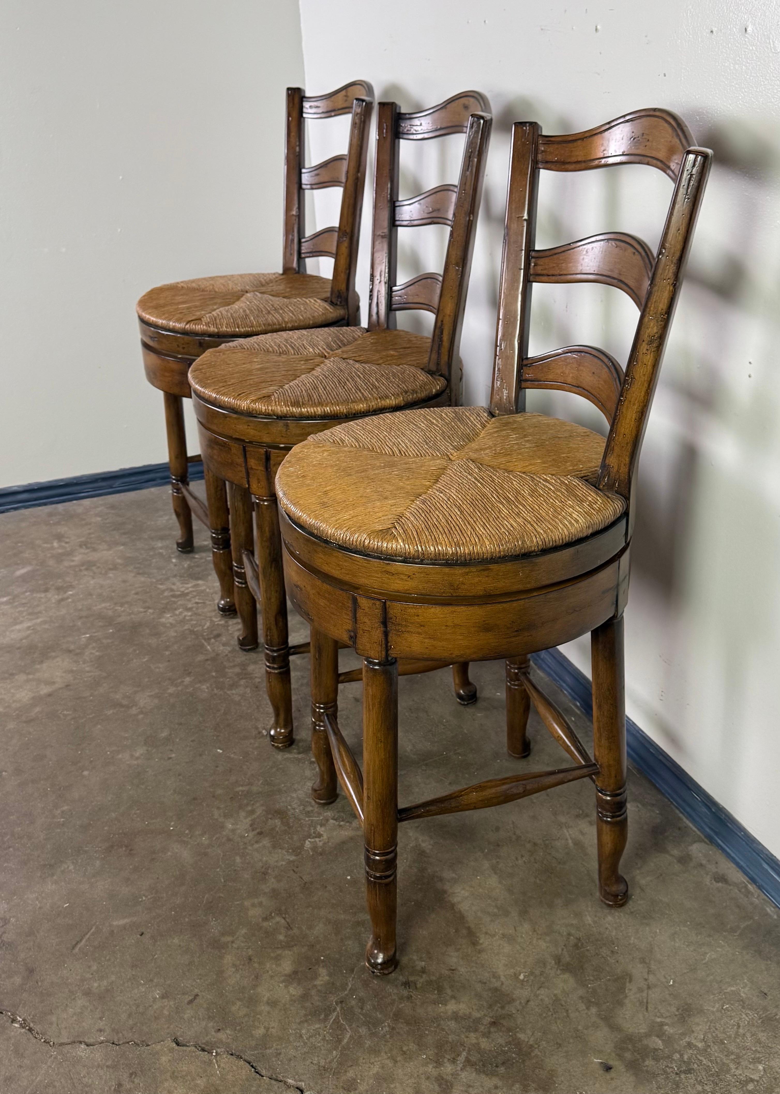 Juego de tres taburetes de bar con respaldo de escalera francesa en Bueno estado para la venta en Los Angeles, CA