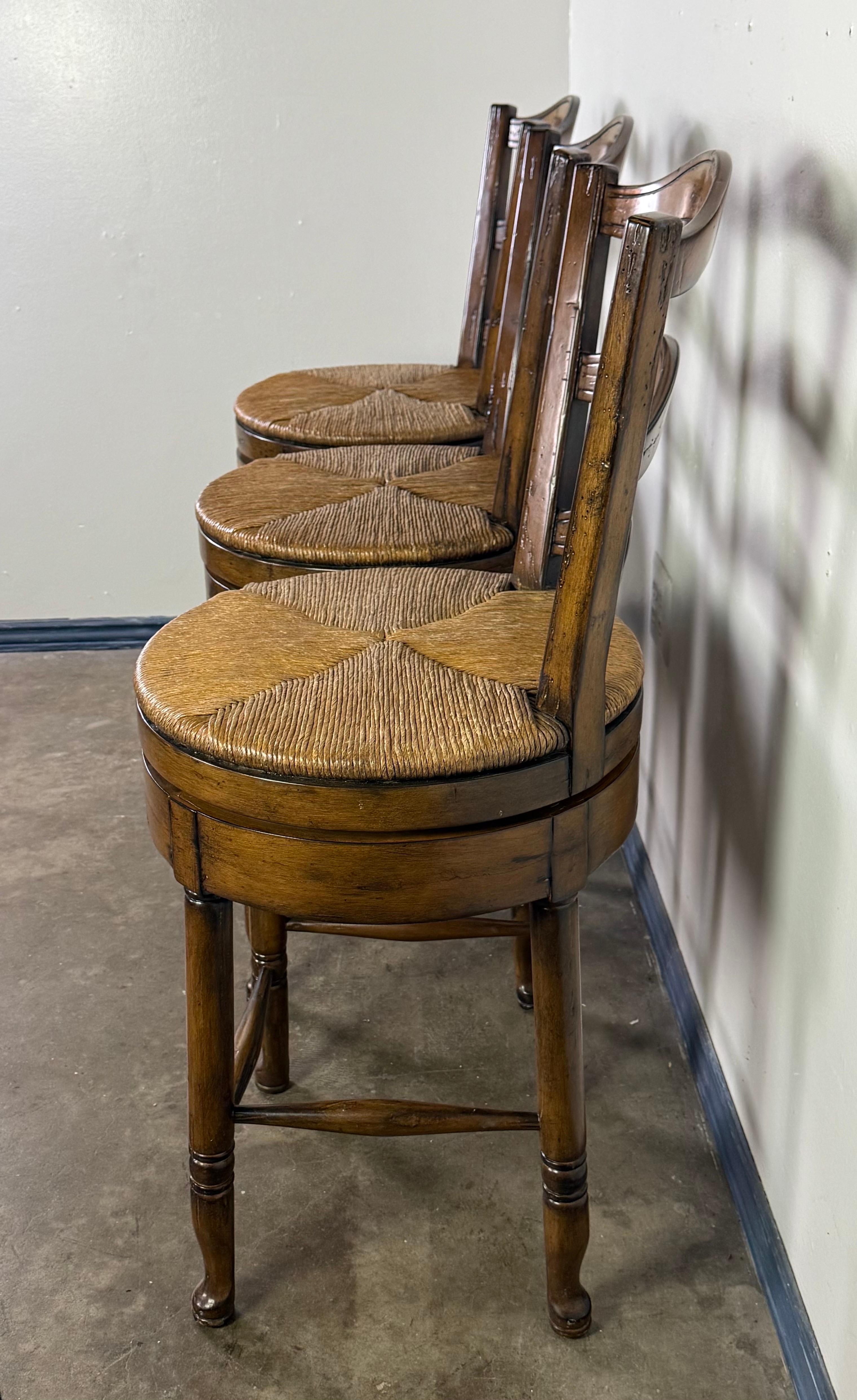 Juego de tres taburetes de bar con respaldo de escalera francesa siglo XX en venta