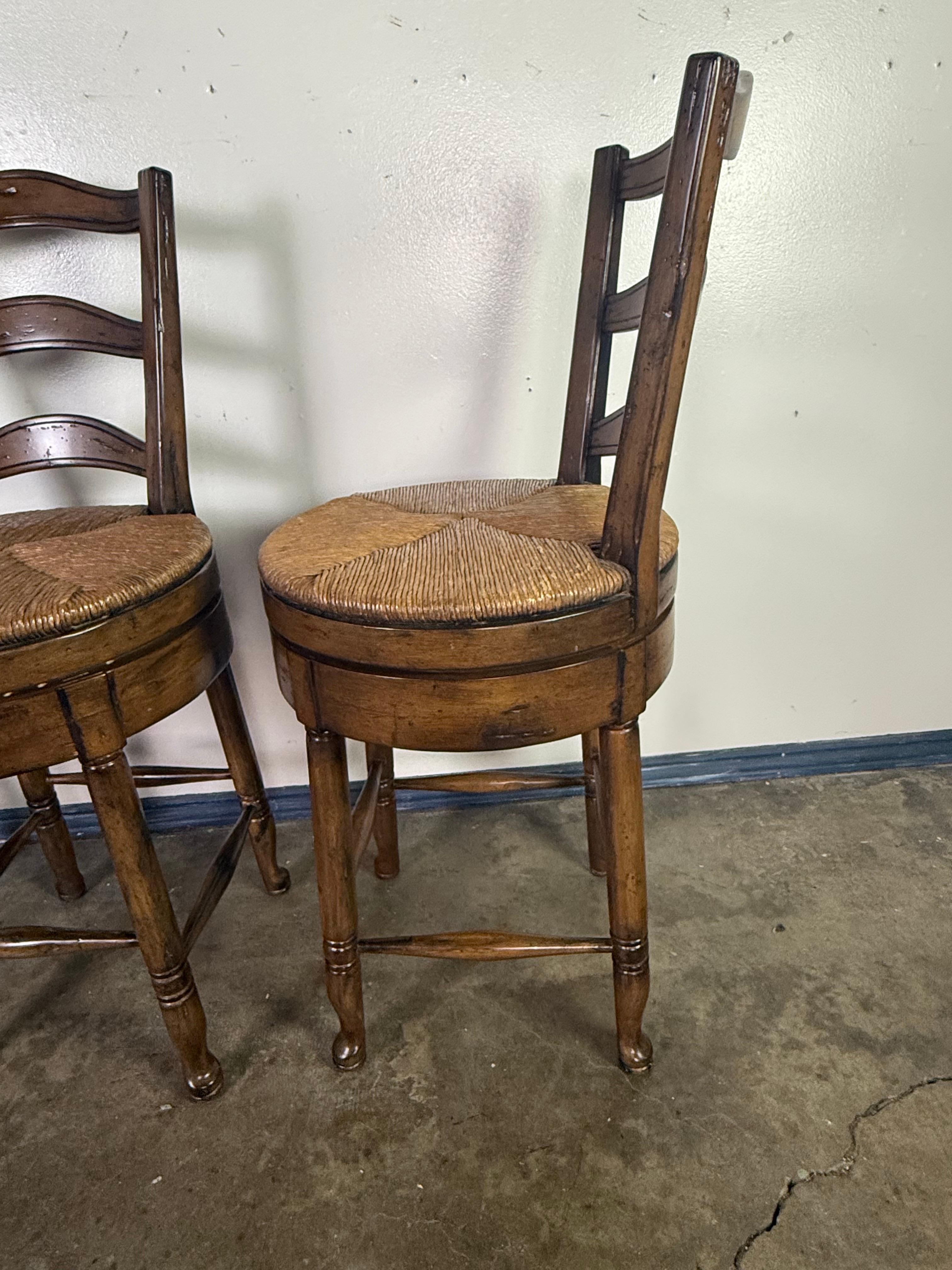 Juego de tres taburetes de bar con respaldo de escalera francesa Rush en venta