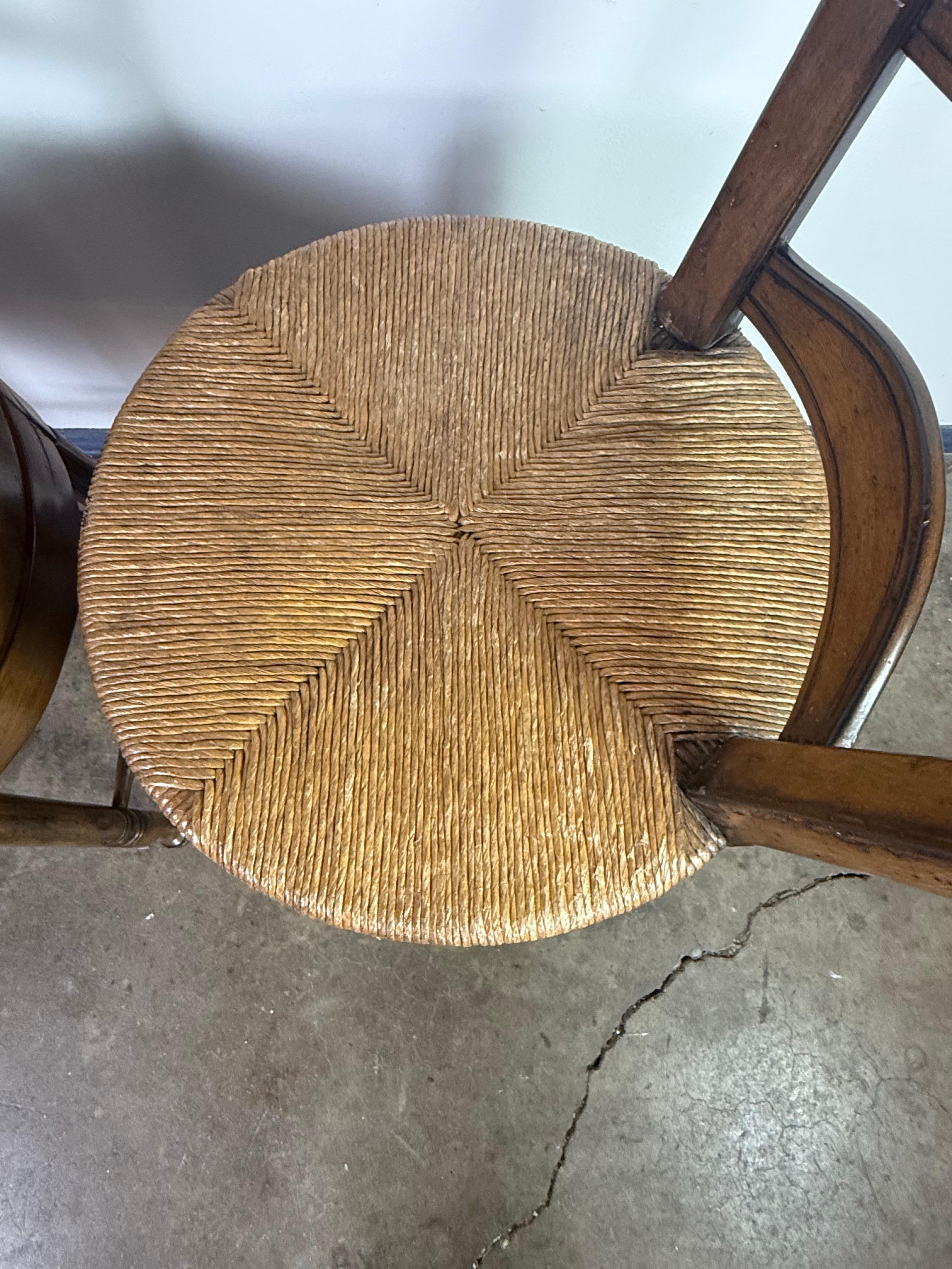 Juego de tres taburetes de bar con respaldo de escalera francesa en venta 1