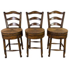 Ensemble de trois tabourets de bar français à dossier en échelle