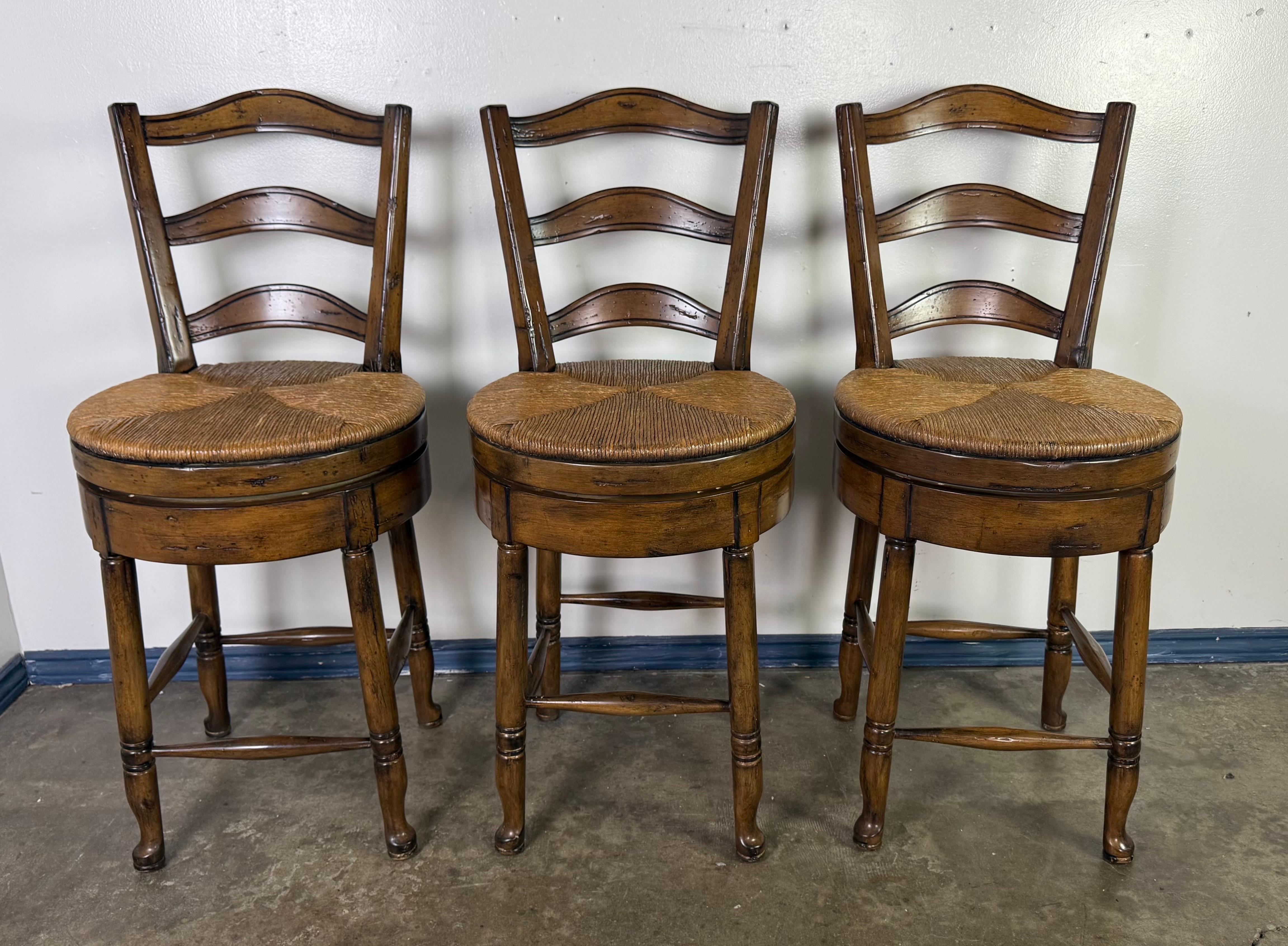 Juego de tres taburetes de bar con respaldo de escalera francesa en venta