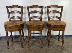 Juego de tres taburetes de bar con respaldo de escalera francesa