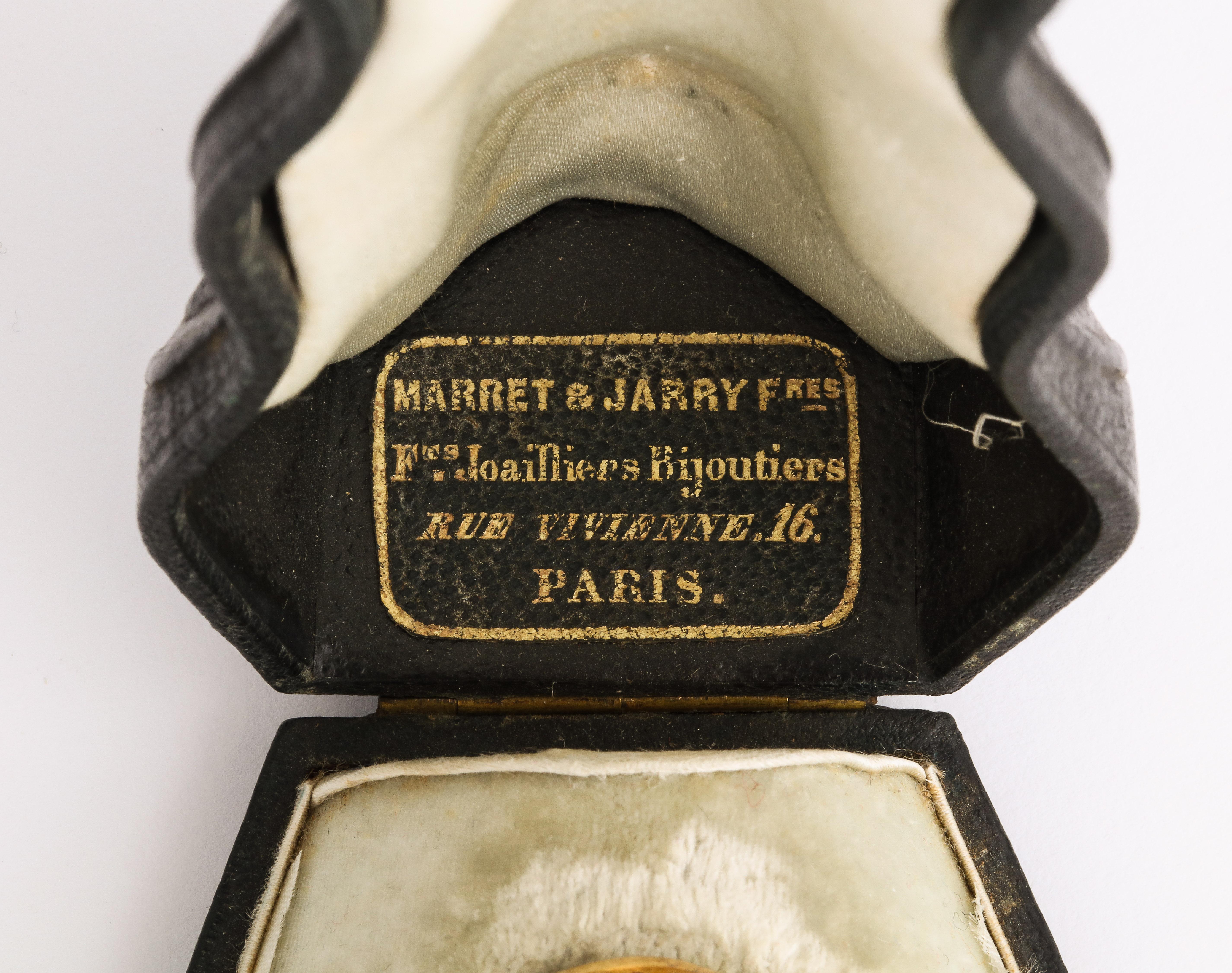 Ensemble de trois broches françaises en or et malachite, Paris, datant d'environ 1850 en vente 6