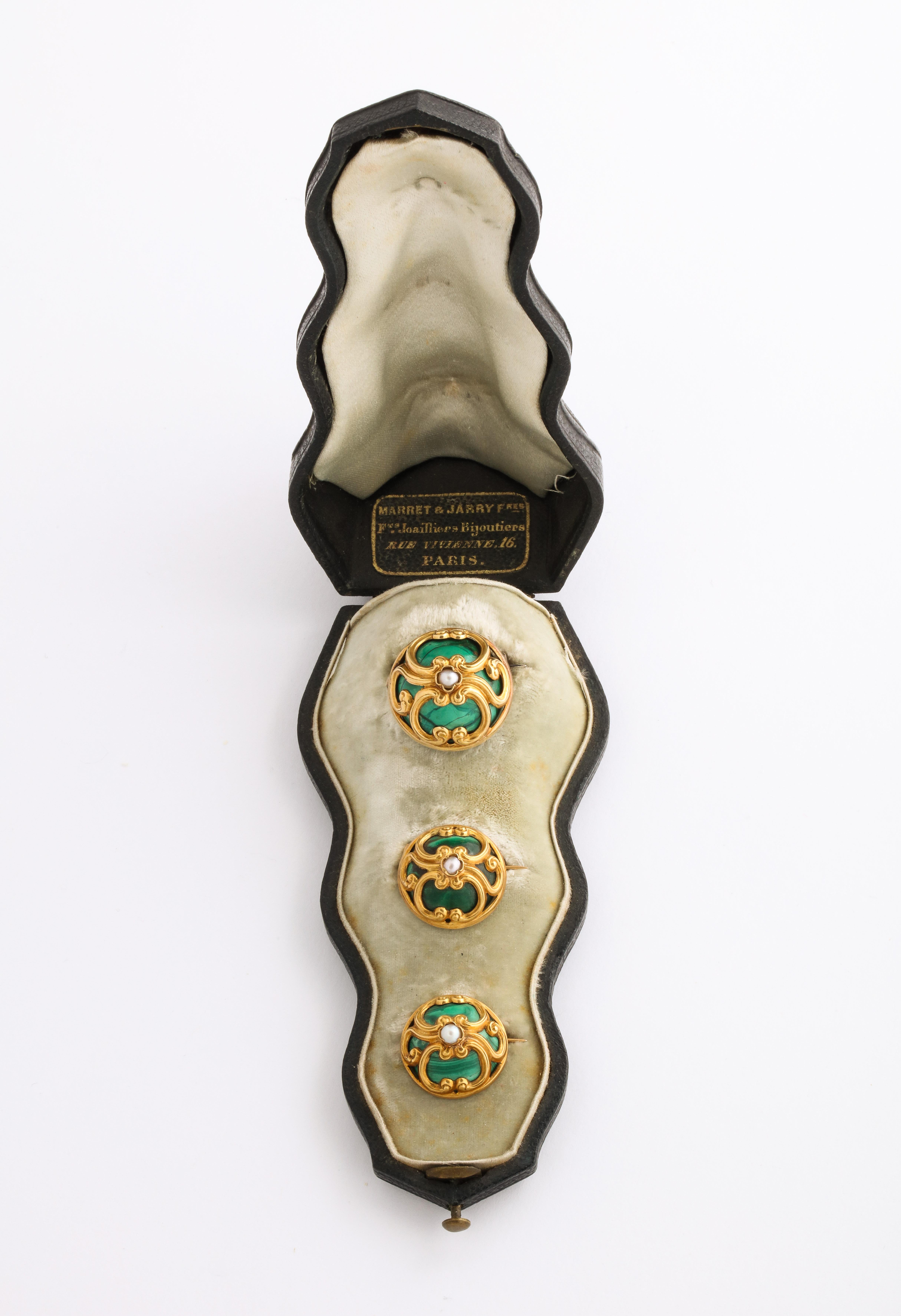 Rococo Ensemble de trois broches françaises en or et malachite, Paris, datant d'environ 1850 en vente