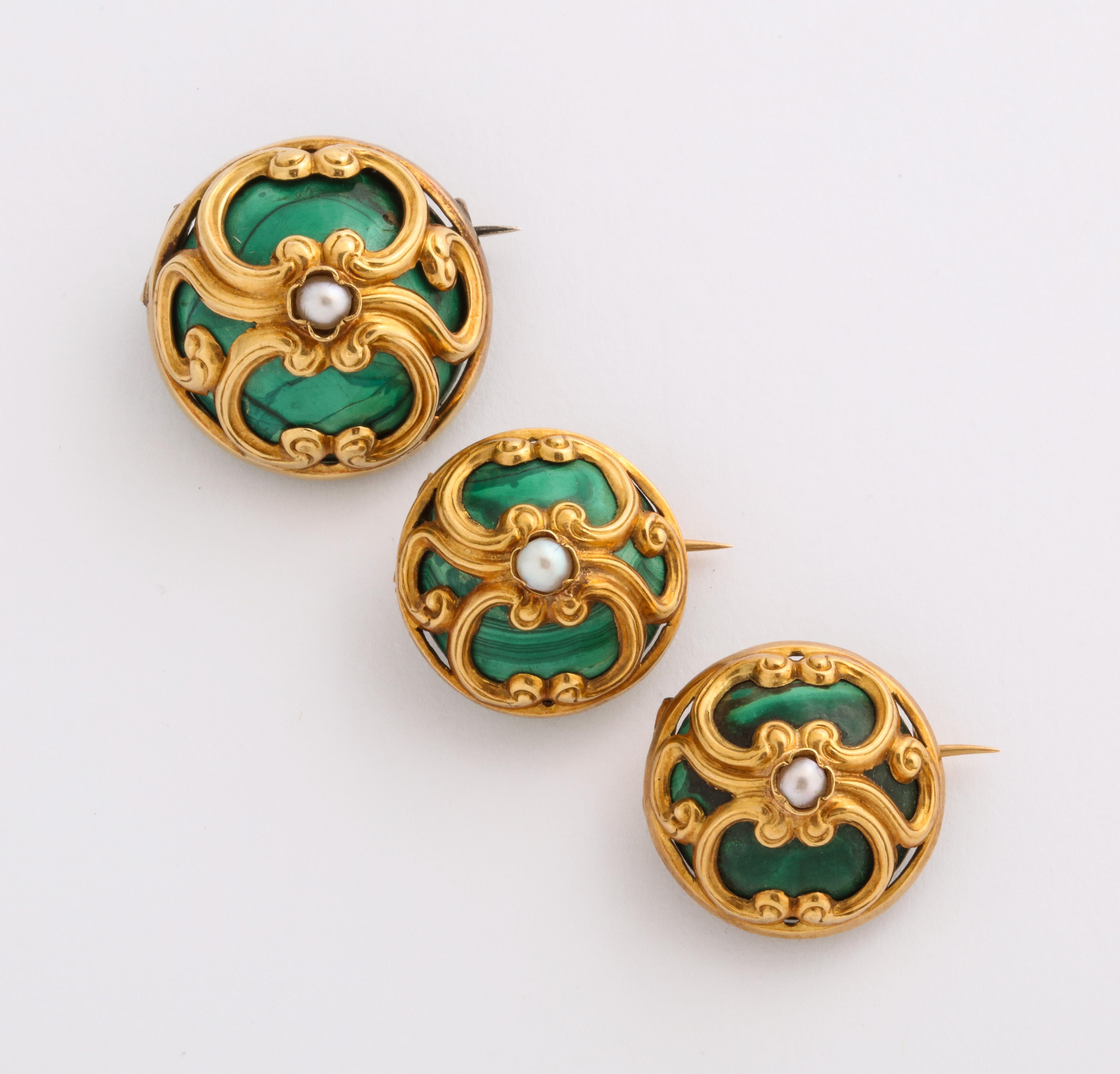 Set of Three French Malachite Gold Brooches, Paris, circa 1850 In Good Condition For Sale In St. Catharines, ON