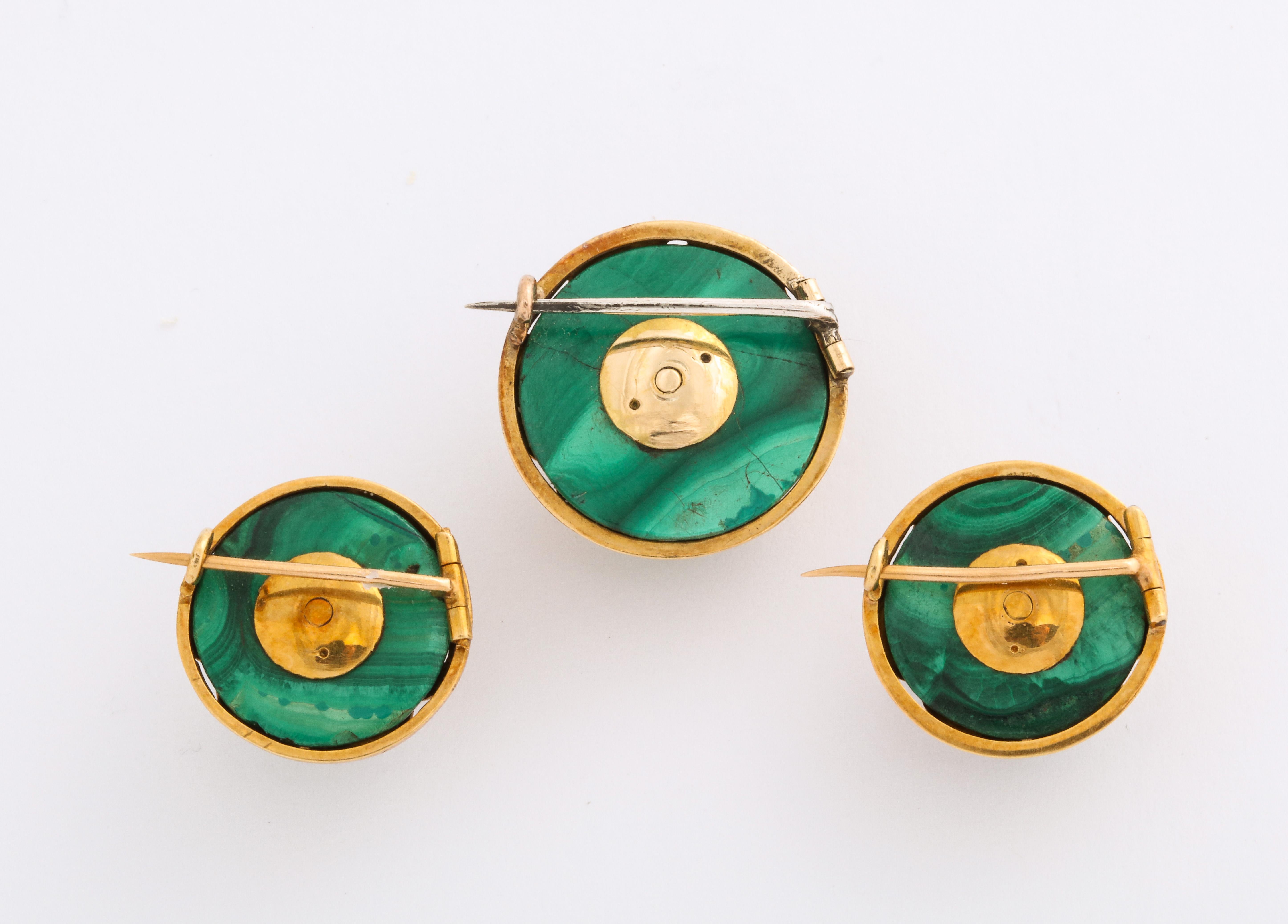 Ensemble de trois broches françaises en or et malachite, Paris, datant d'environ 1850 Unisexe en vente