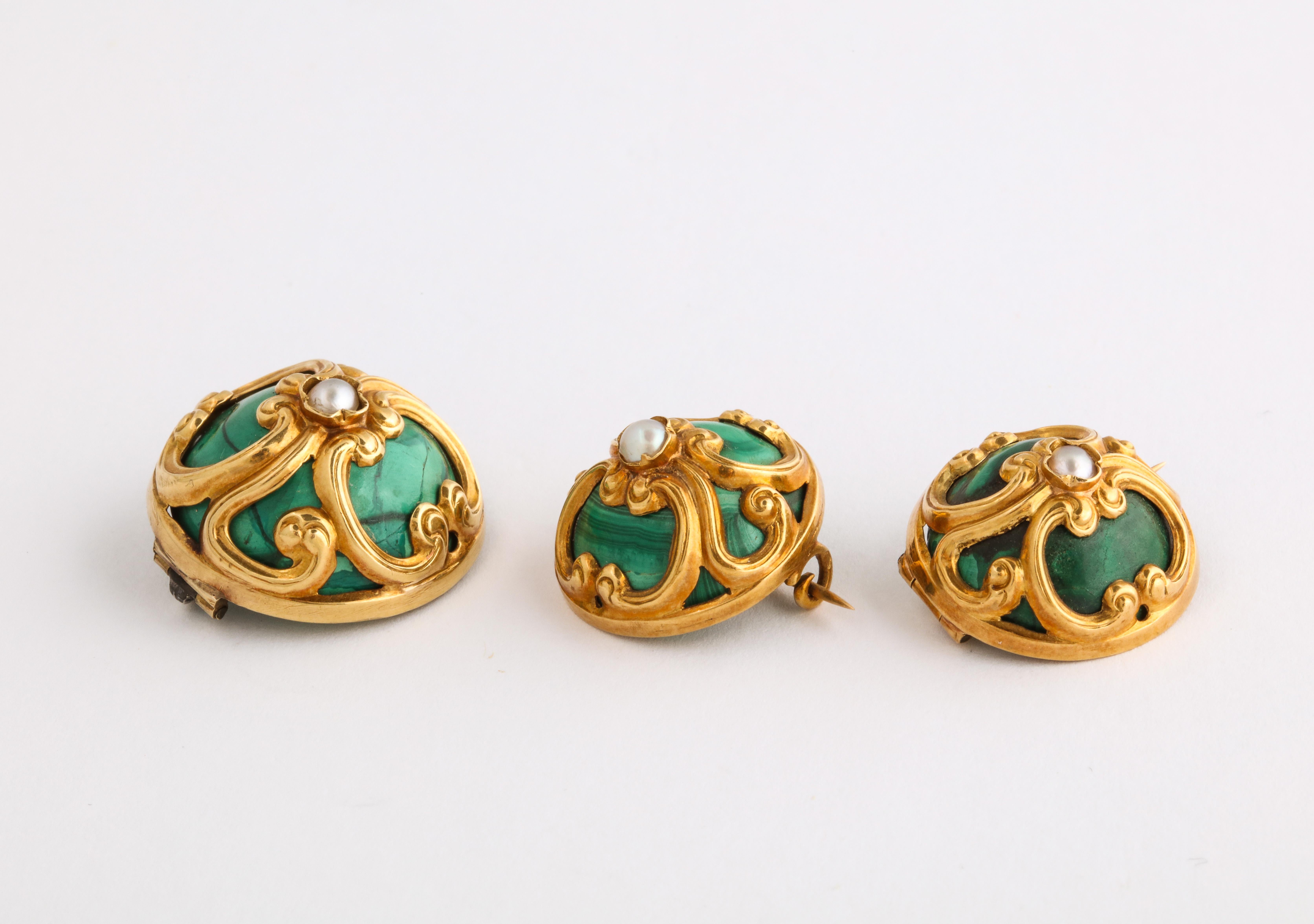 Set of Three French Malachite Gold Brooches, Paris, circa 1850 For Sale 1