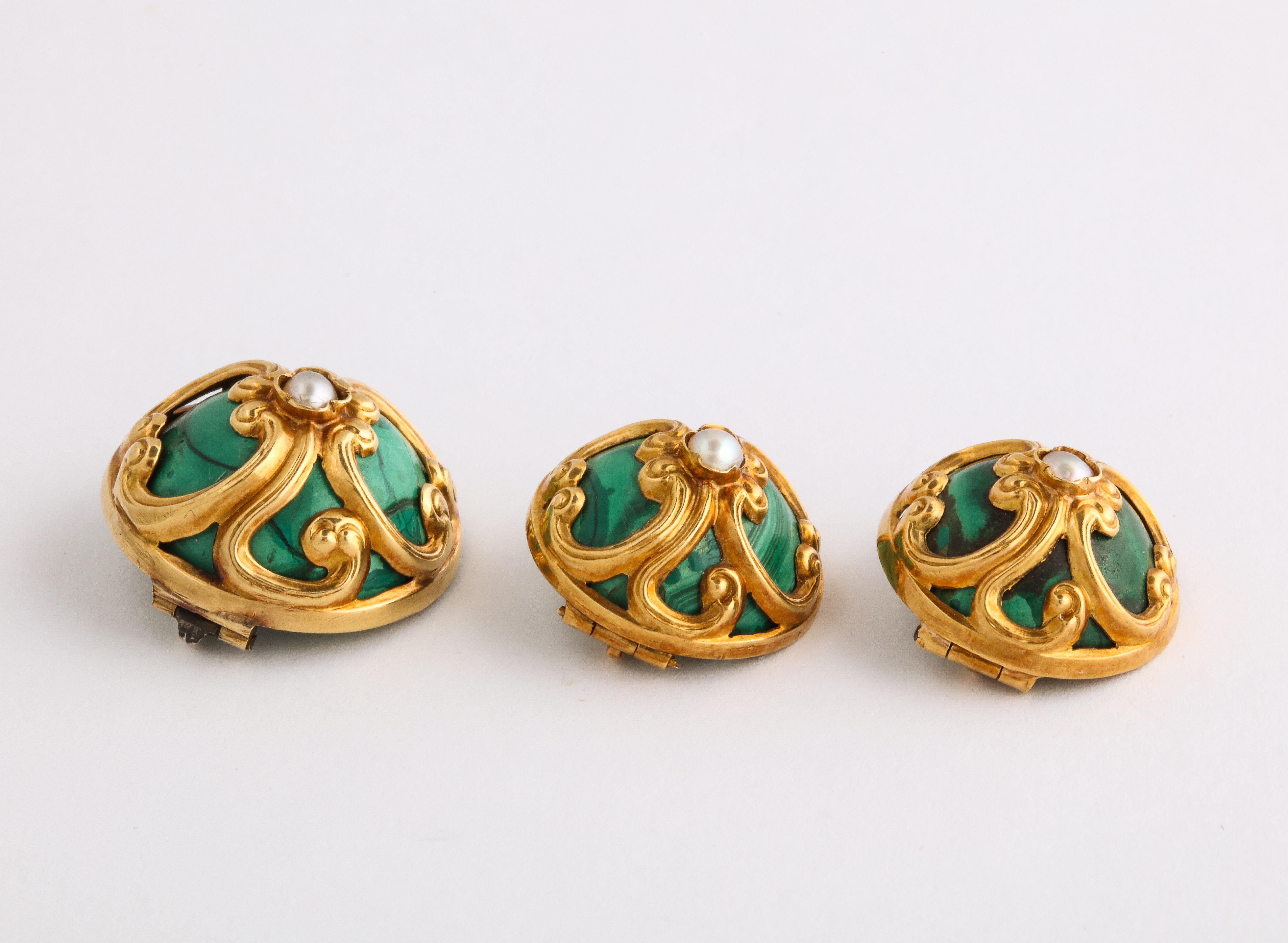 Set of Three French Malachite Gold Brooches, Paris, circa 1850 For Sale 2