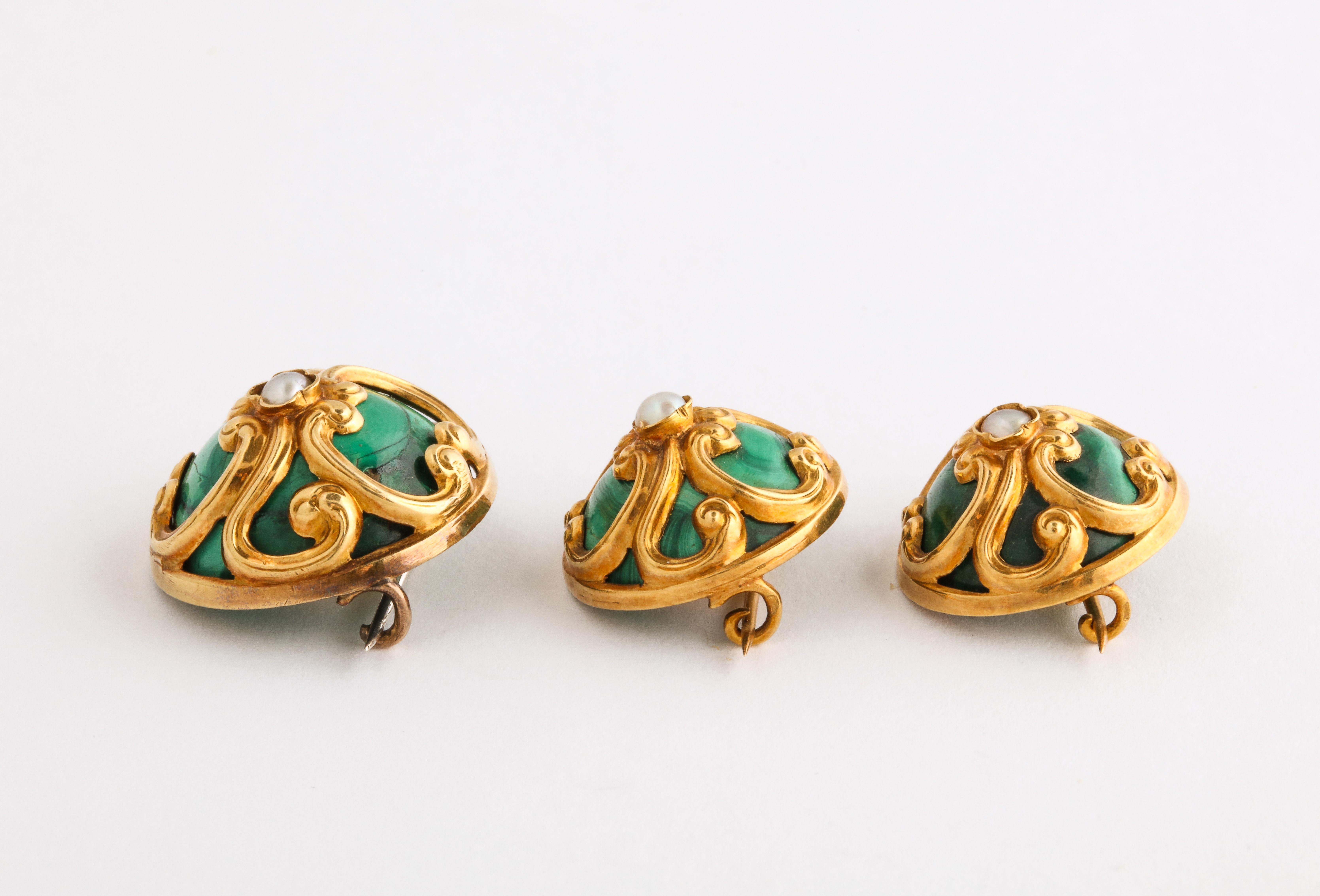 Set of Three French Malachite Gold Brooches, Paris, circa 1850 For Sale 3