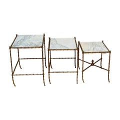 Juego de tres mesas nido francesas de mediados de siglo de bambú sintético, dorado y mármol