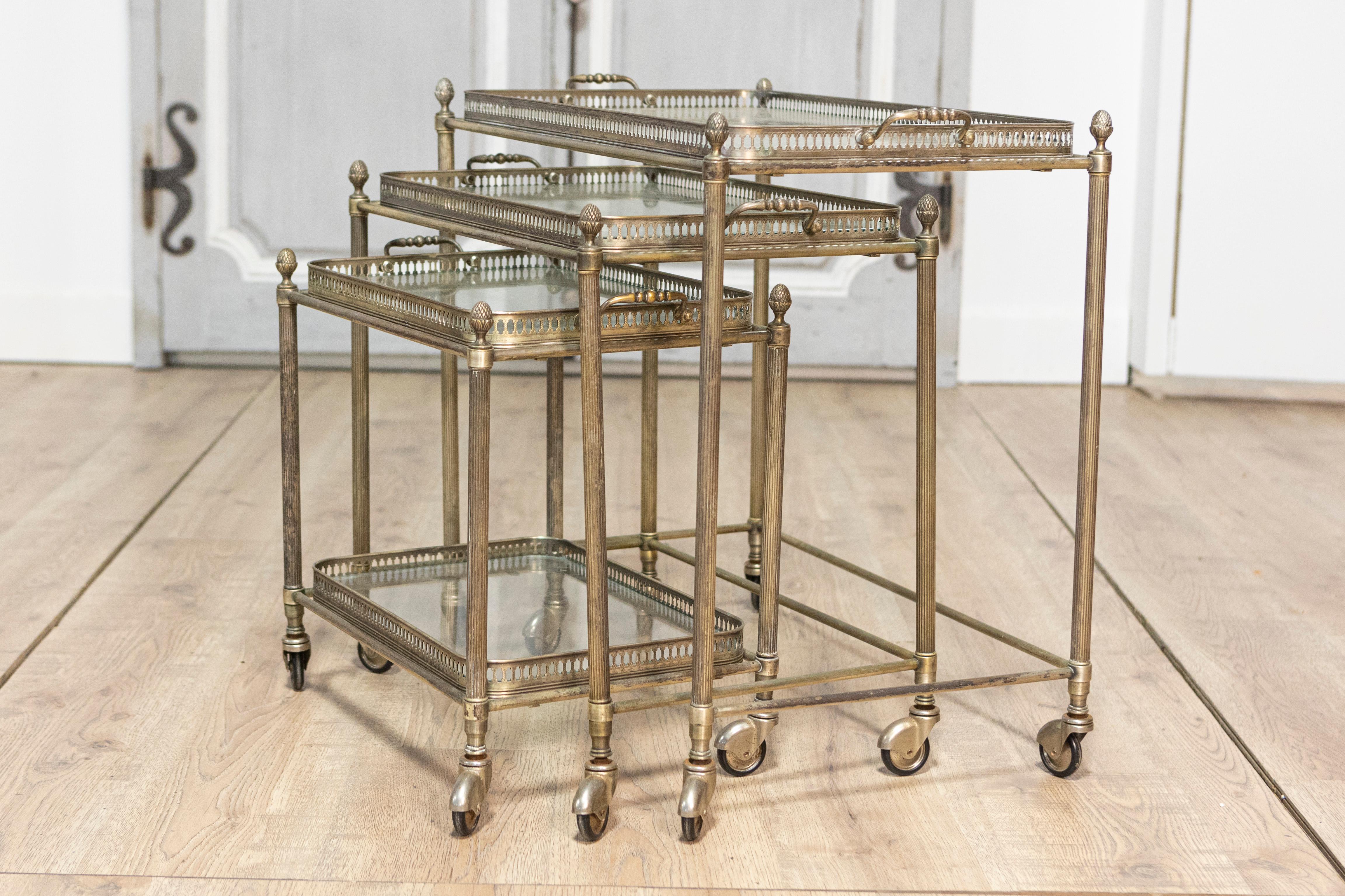 Ensemble de trois chariots de bar gigognes de style néoclassique français avec étagères en verre Bon état - En vente à Atlanta, GA