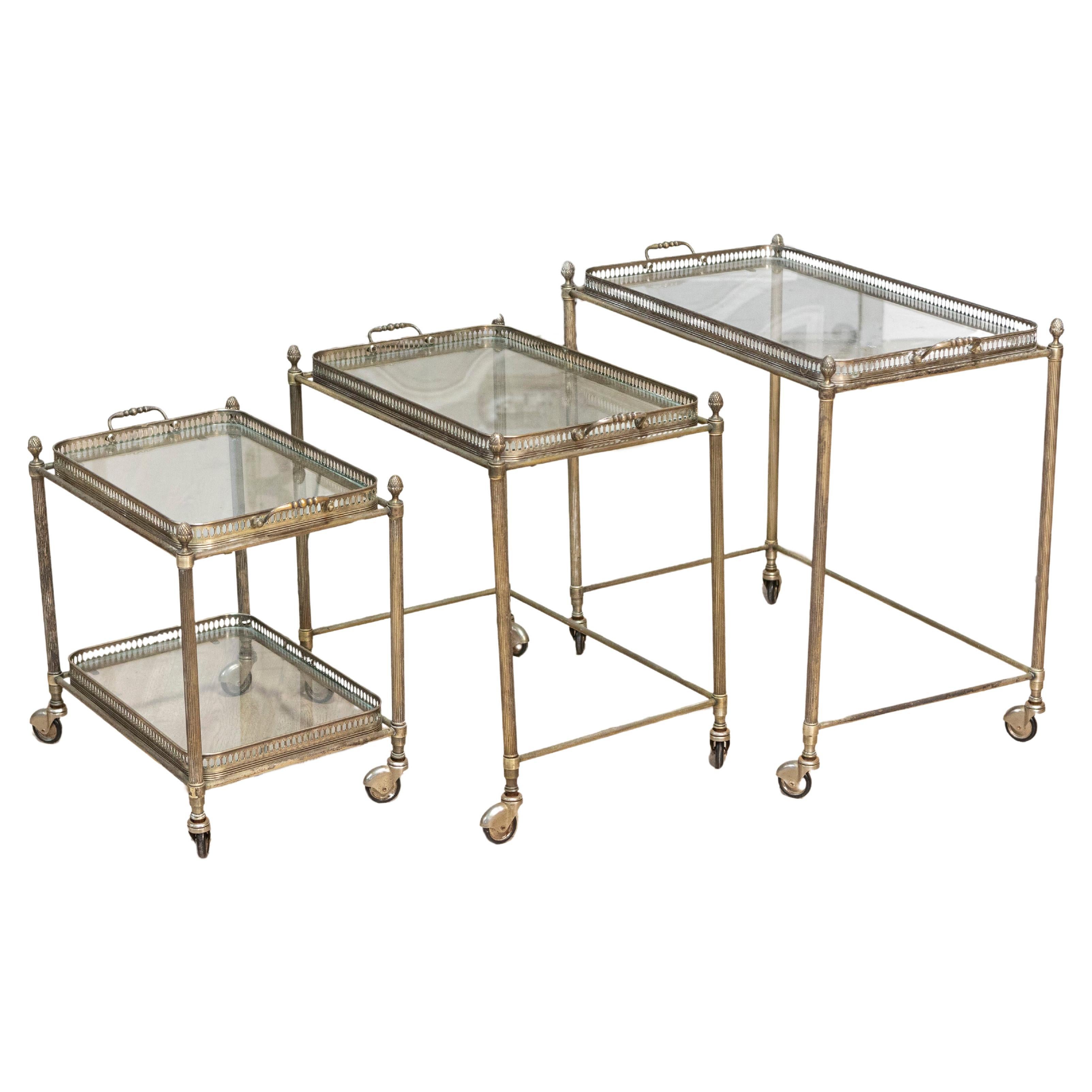 Ensemble de trois chariots de bar gigognes de style néoclassique français avec étagères en verre en vente