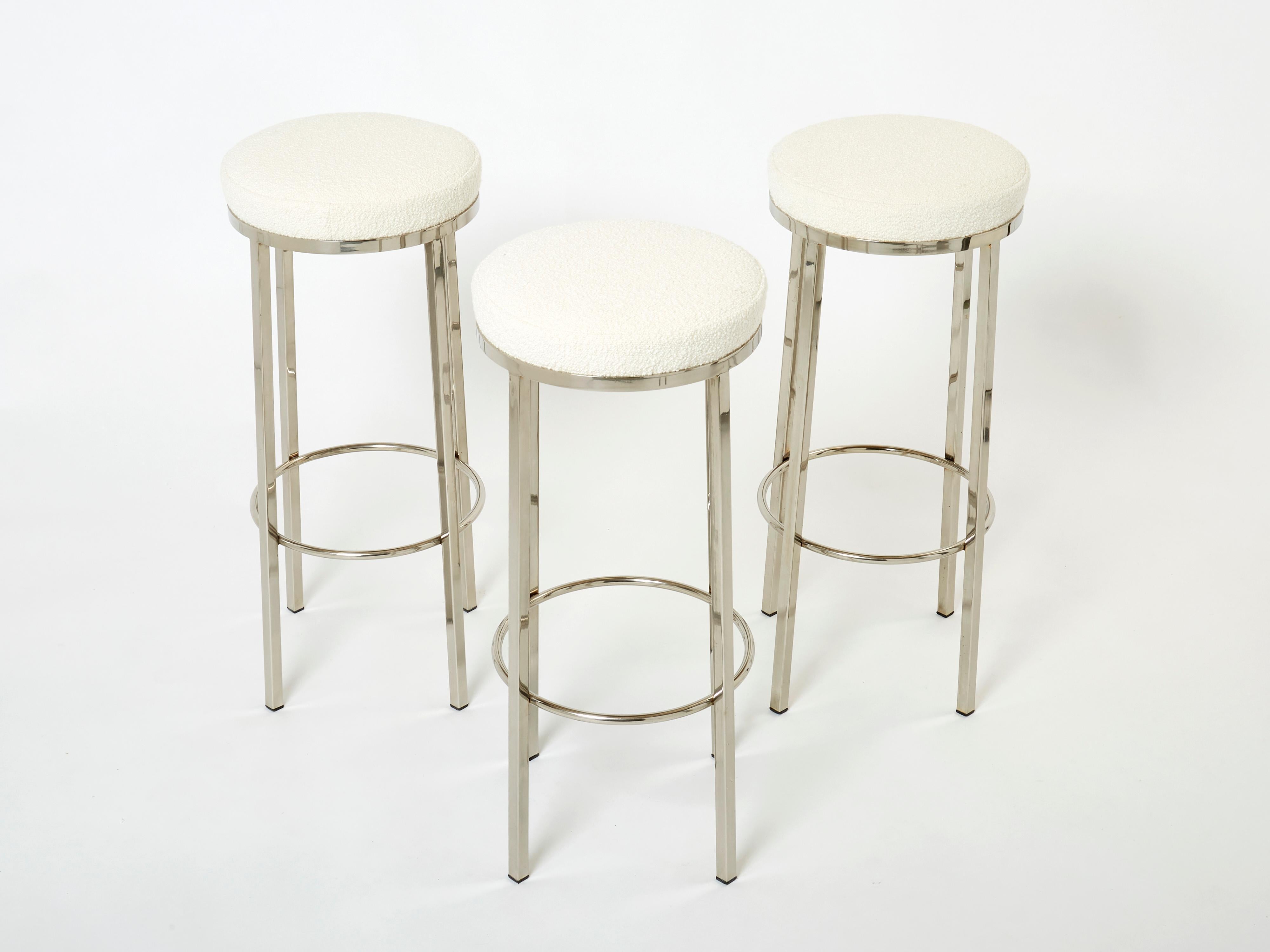 Simple lines point to these beautiful bar stools french mid-century roots. Designed by Jean Claude Mahey for Romeo Paris in the seventies, it features smooth brushed steel legs, newly upholstered with a soft wool bouclé fabric by Lelièvre. Its
