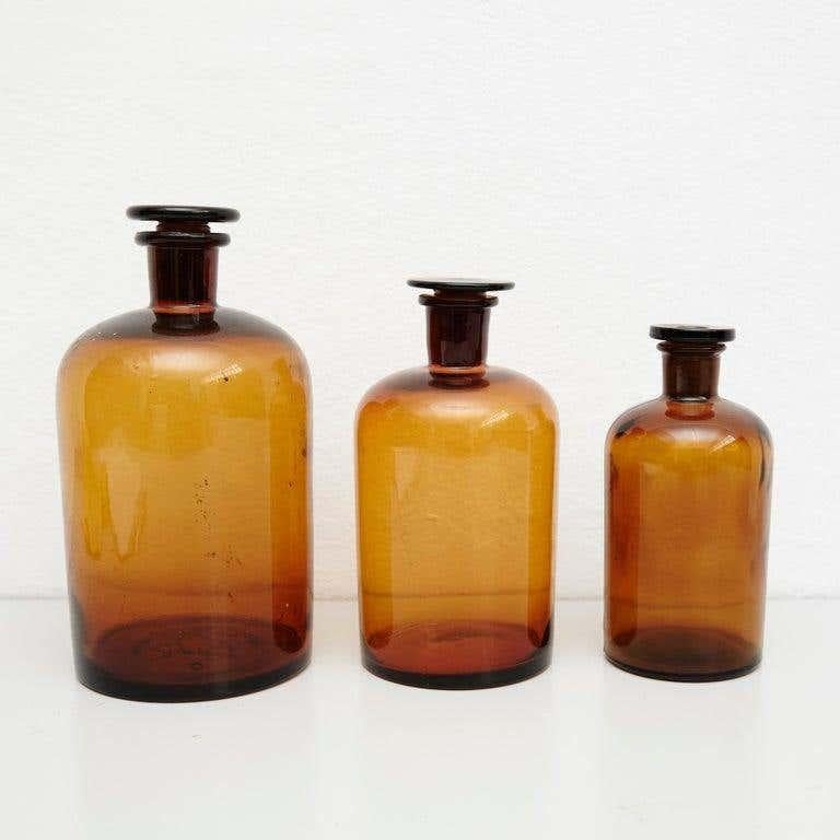 Satz von drei französischen Bernsteinglas-Apothekenflaschen, um 1930 (Rustikal) im Angebot