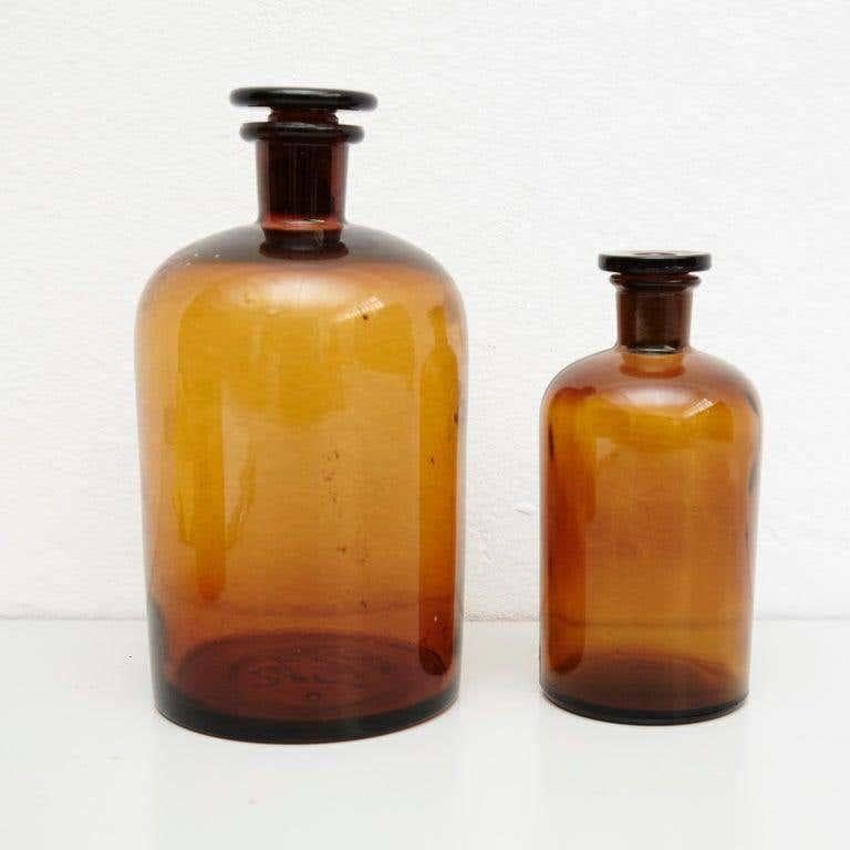 Satz von drei französischen Bernsteinglas-Apothekenflaschen, um 1930 im Zustand „Gut“ im Angebot in Barcelona, Barcelona