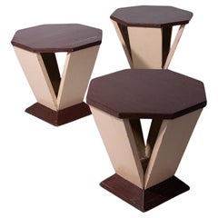 Ensemble de trois tables futuristes