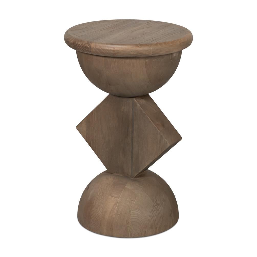 Cada mesa tiene una base geométrica única, fabricada con olmo recuperado y acabada con un ligero lavado natural, que resalta la textura orgánica de la madera. 

Perfectas como mesas auxiliares o acentos decorativos, estas versátiles piezas aportan