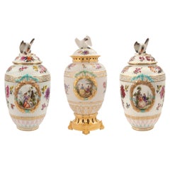 Ensemble de trois garnitures en porcelaine KPM allemande du 19e siècle